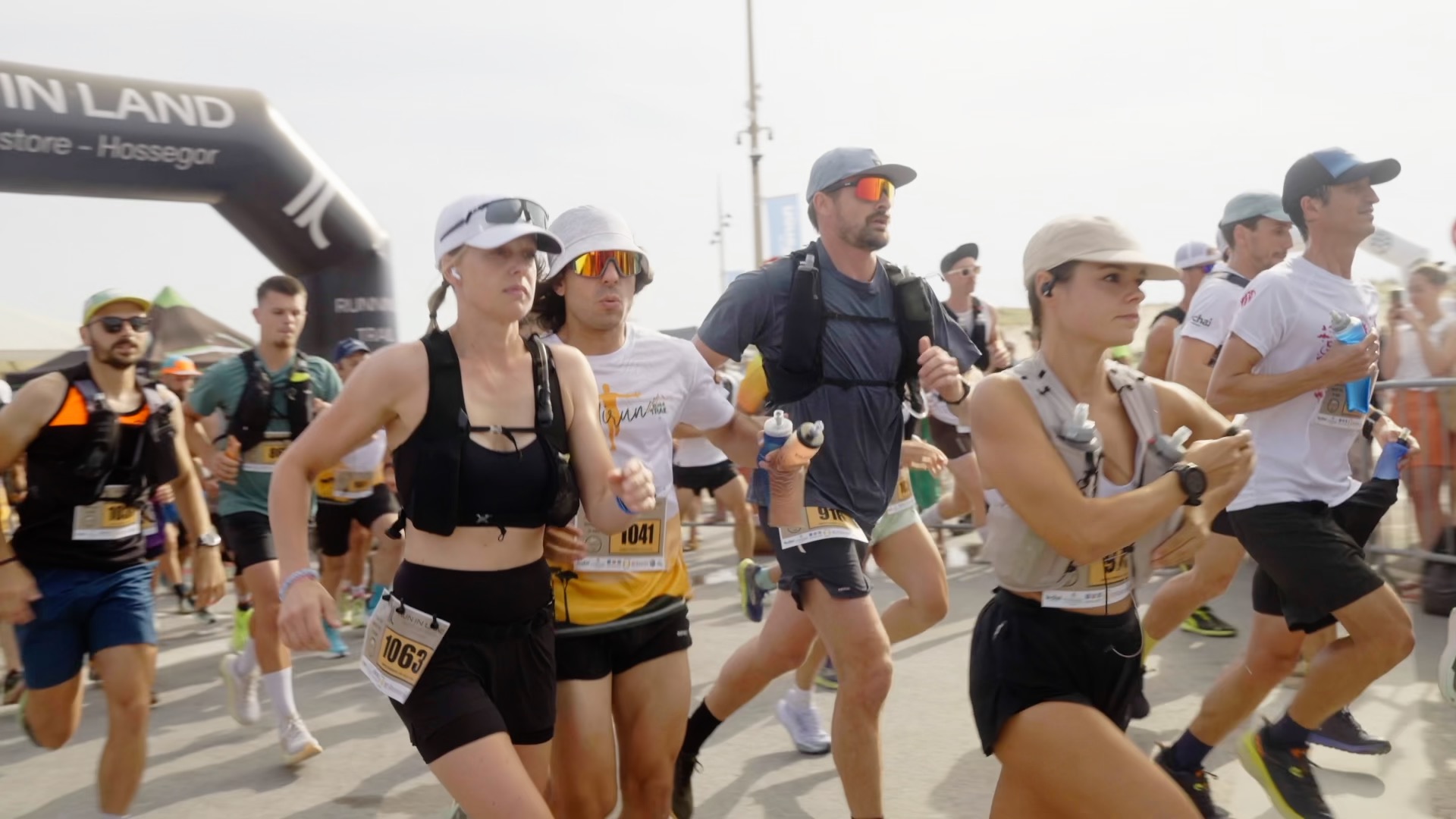 Peloton s'élançant sous l'arche Run In Land au départ