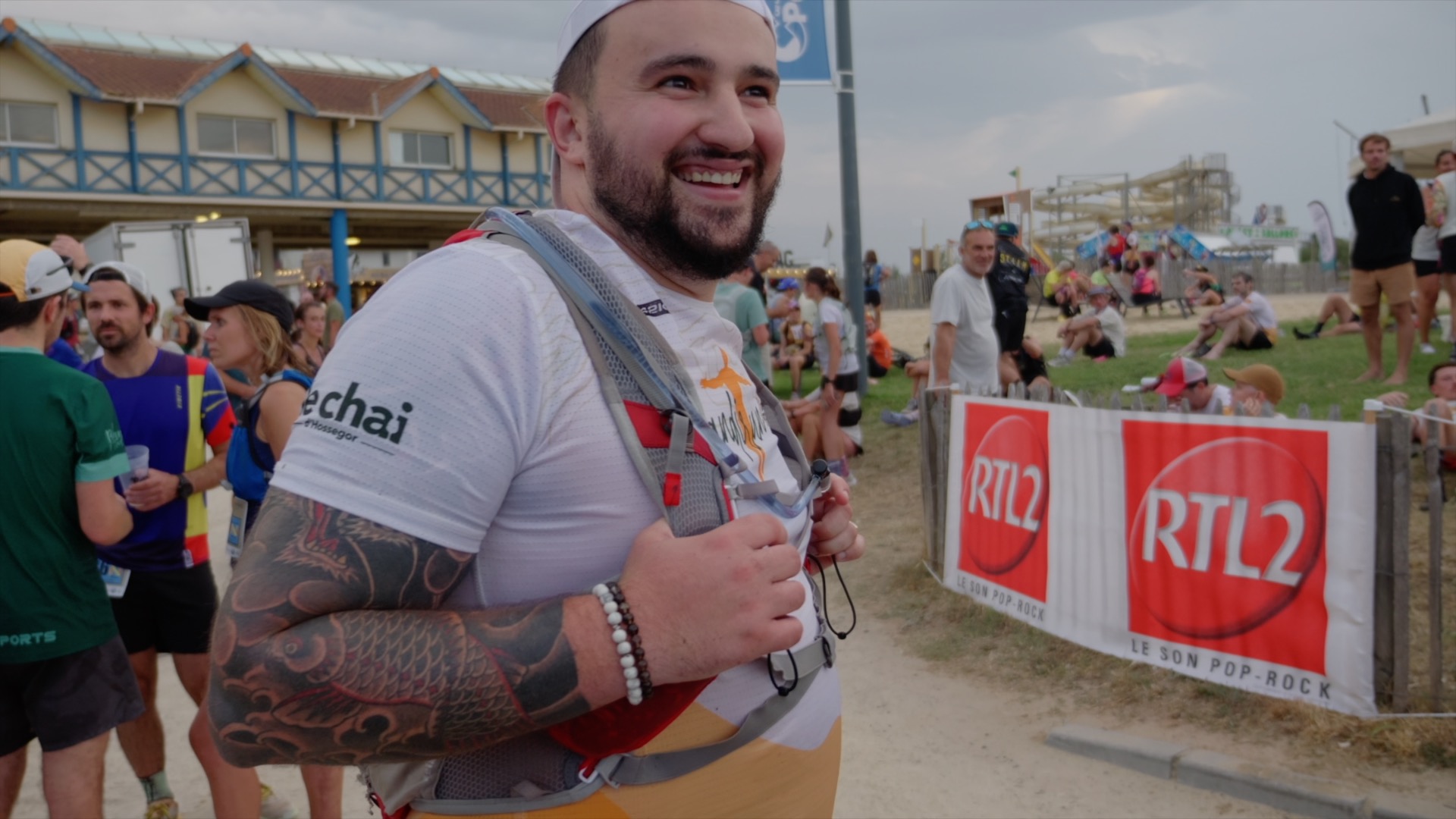 Coureur souriant en t-shirt Le Chai d'Hossegor au village