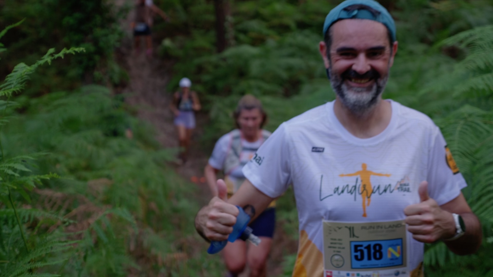Coureur Landirun tout sourire, pouces en l'air