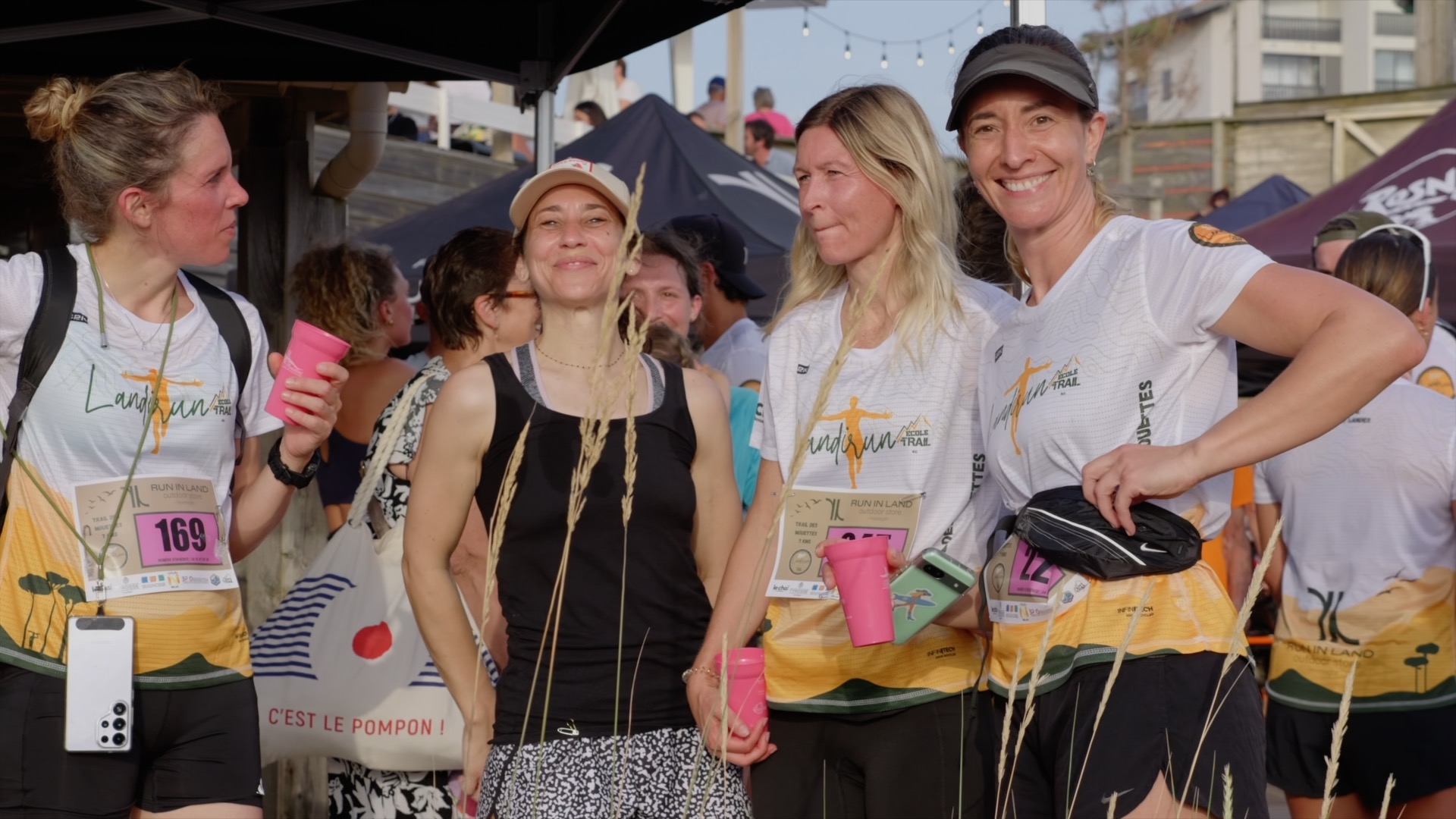 Quatre coureuses Landirun posent au village avec leurs gobelets