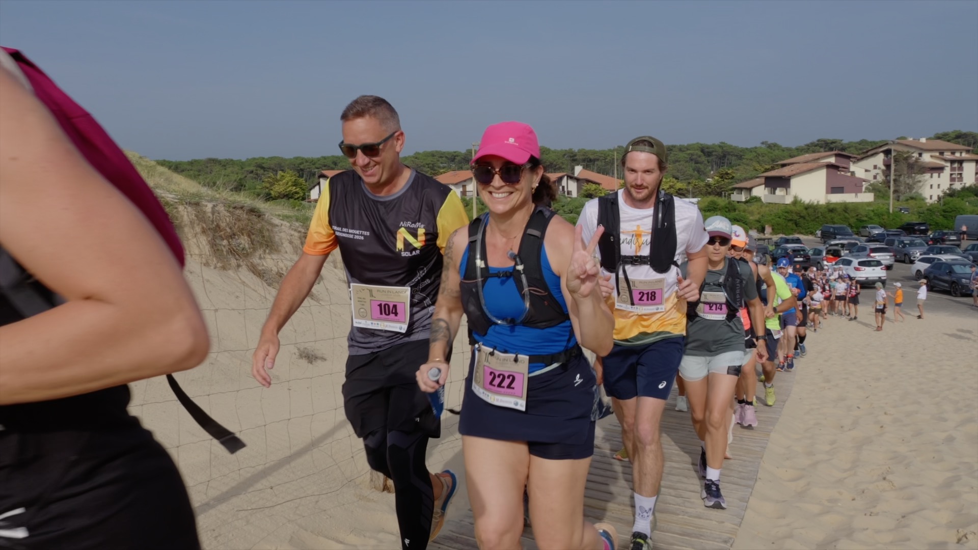 Coureurs sur la passerelle en bois vers la plage