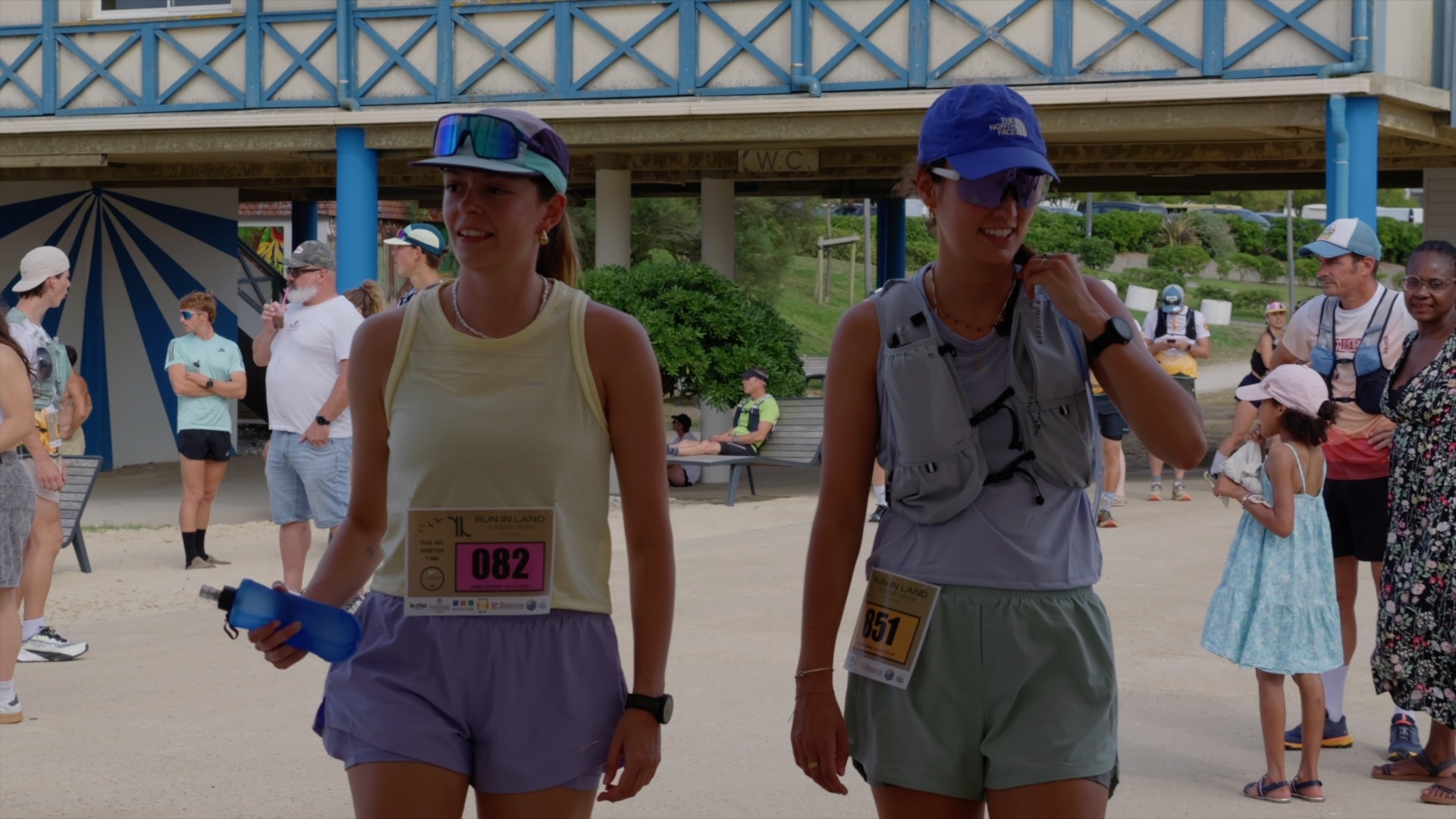 Deux coureuses avec leurs dossards Run In Land