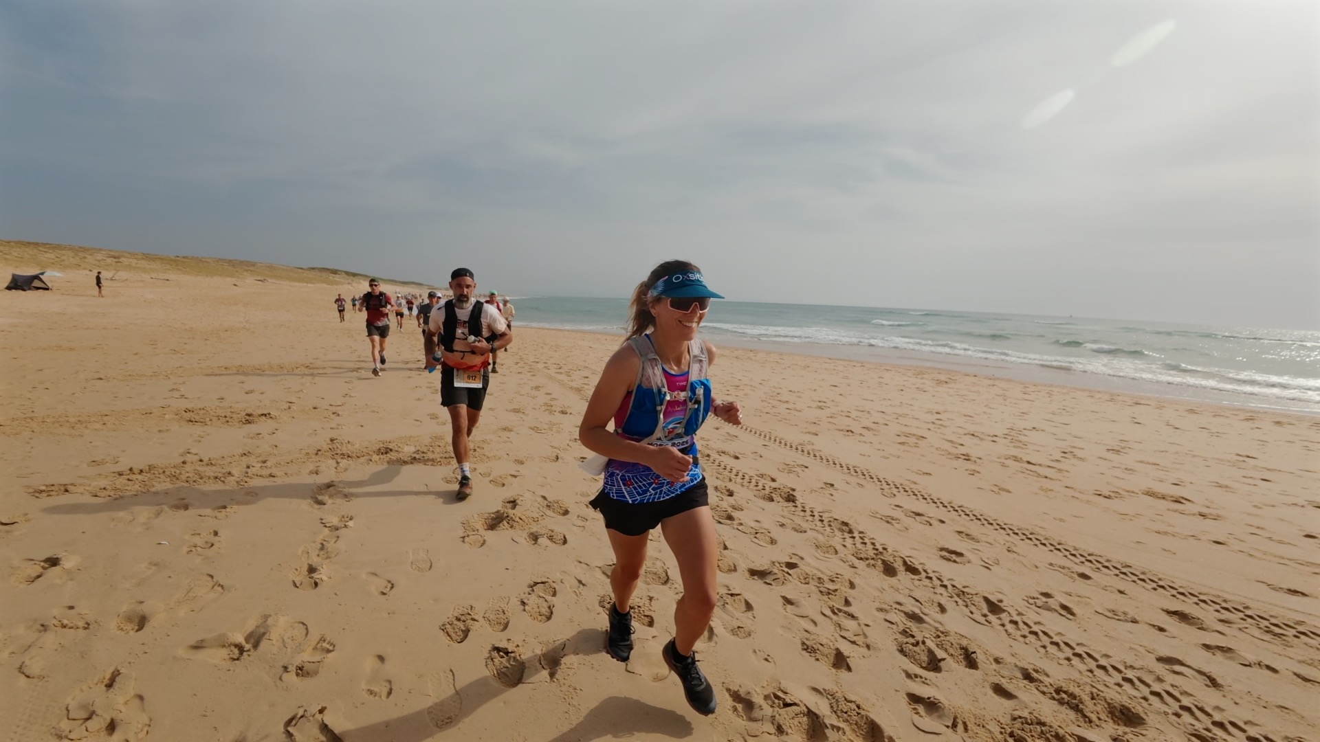 Coureuse souriante sur la plage de Seignosse au bord de l'océan