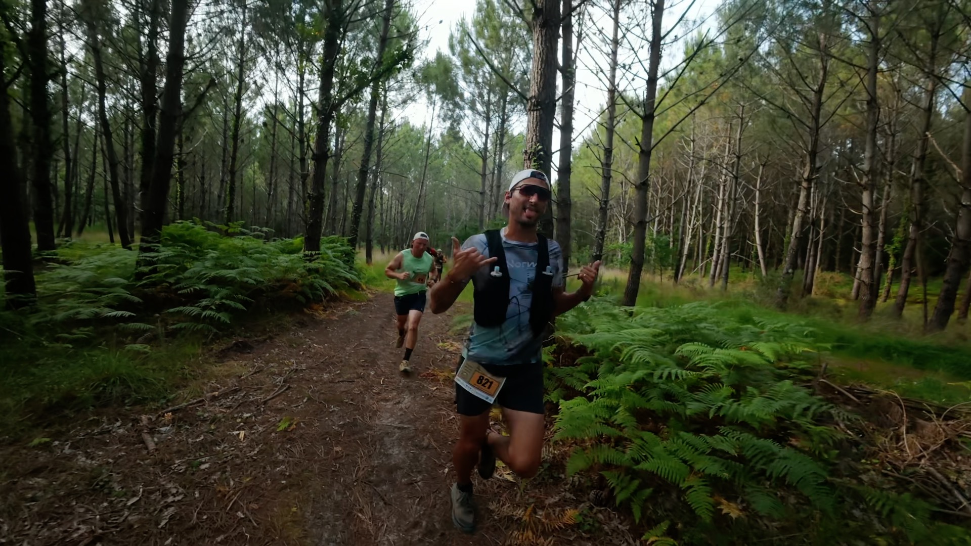 Coureur signe shaka en forêt landaise