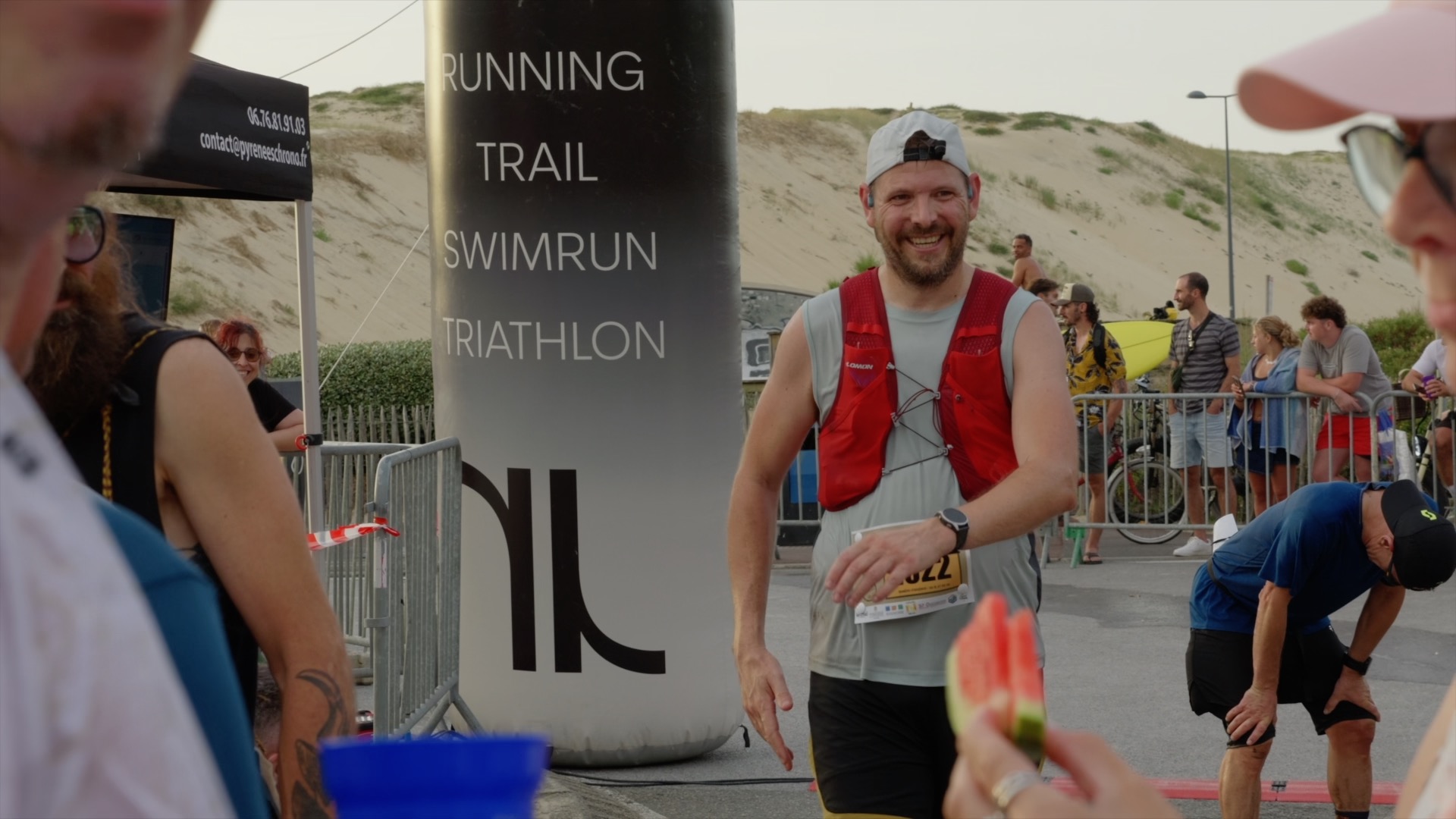 Coureur souriant à l'arrivée devant les totems Pyrénées Chrono