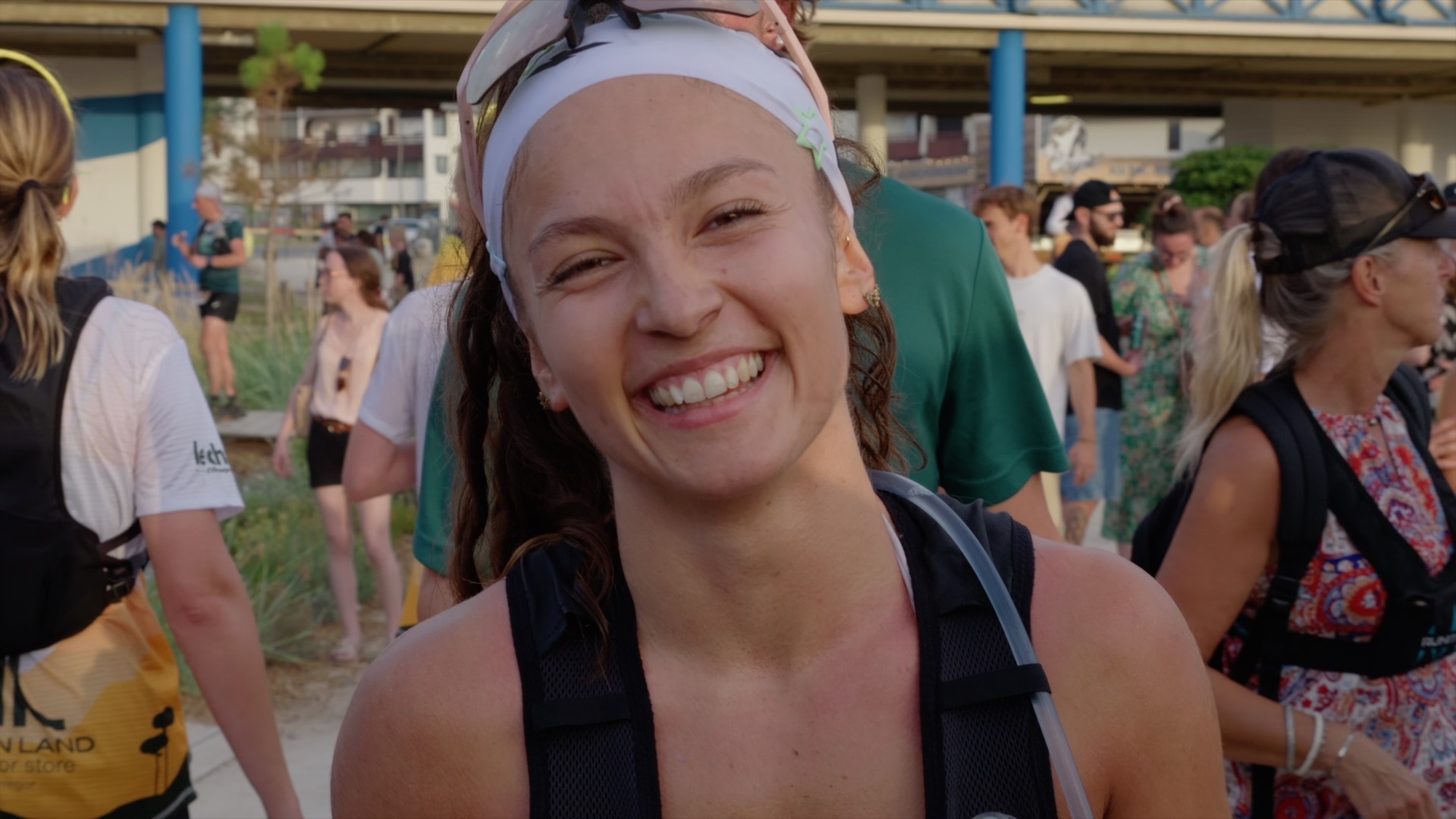 Grand sourire d'une finisher après l'arrivée