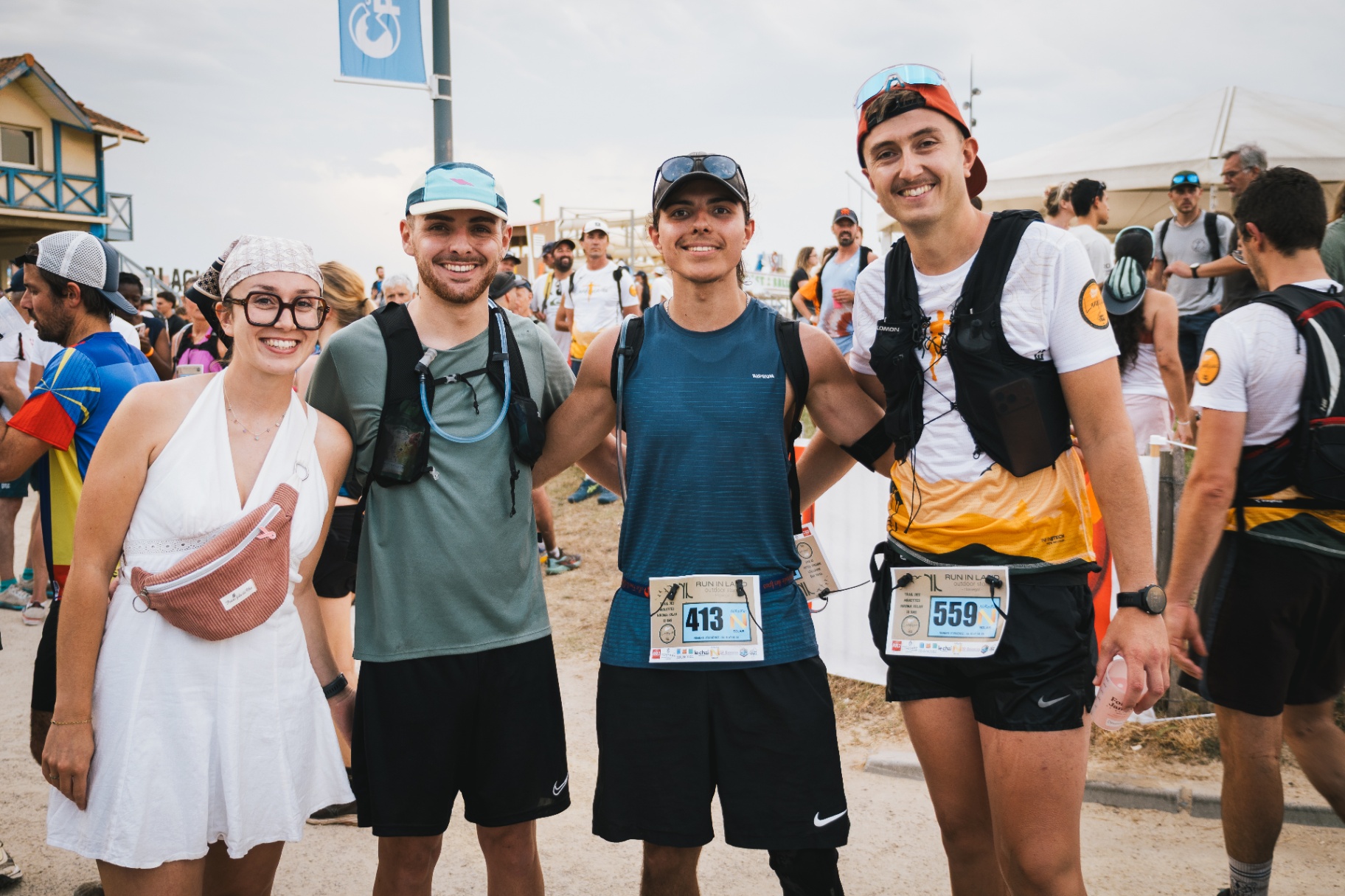 Quatre coureurs souriants au village Trail des Mouettes