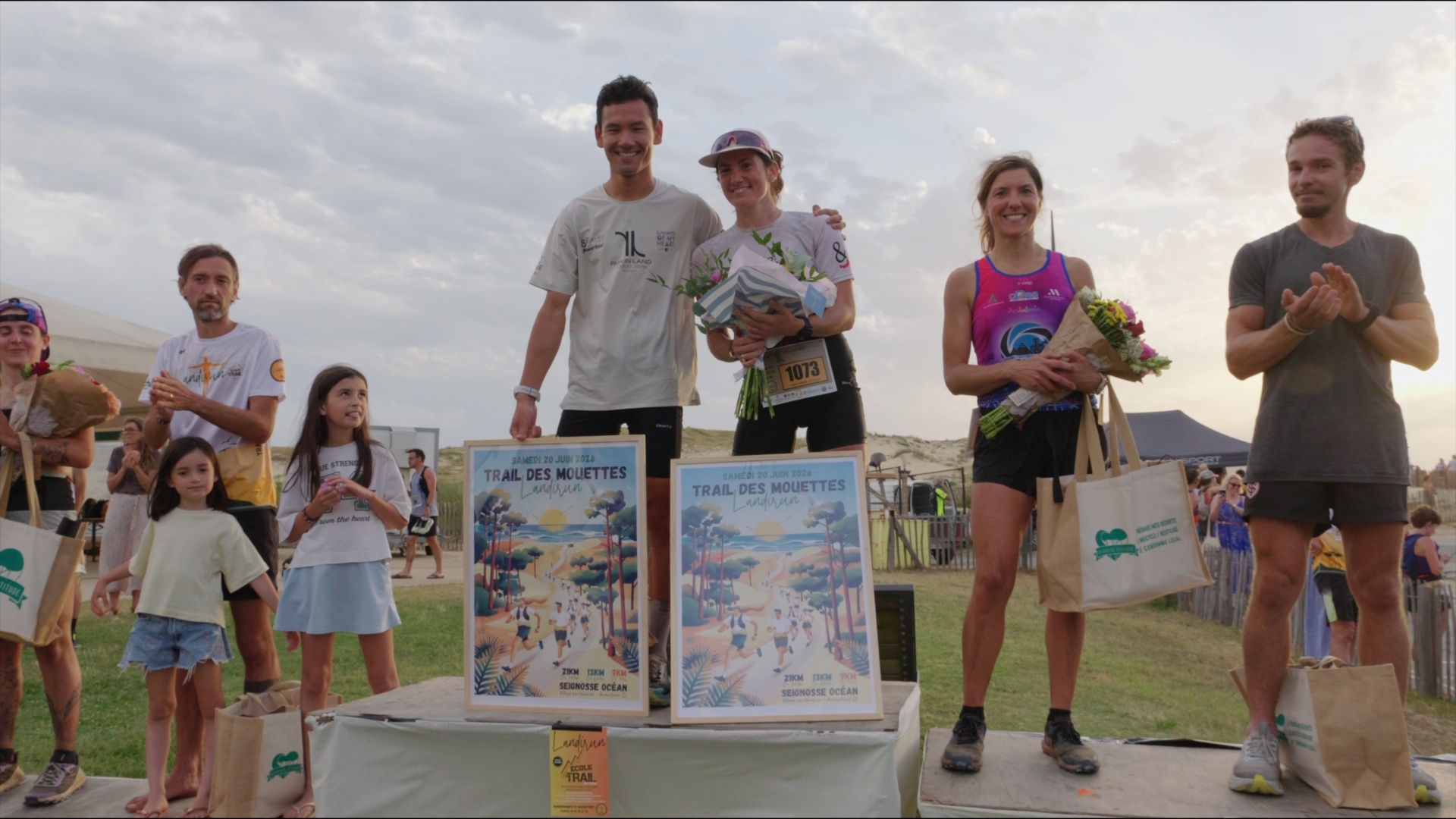 Podium femmes du Trail des Mouettes devant la dune