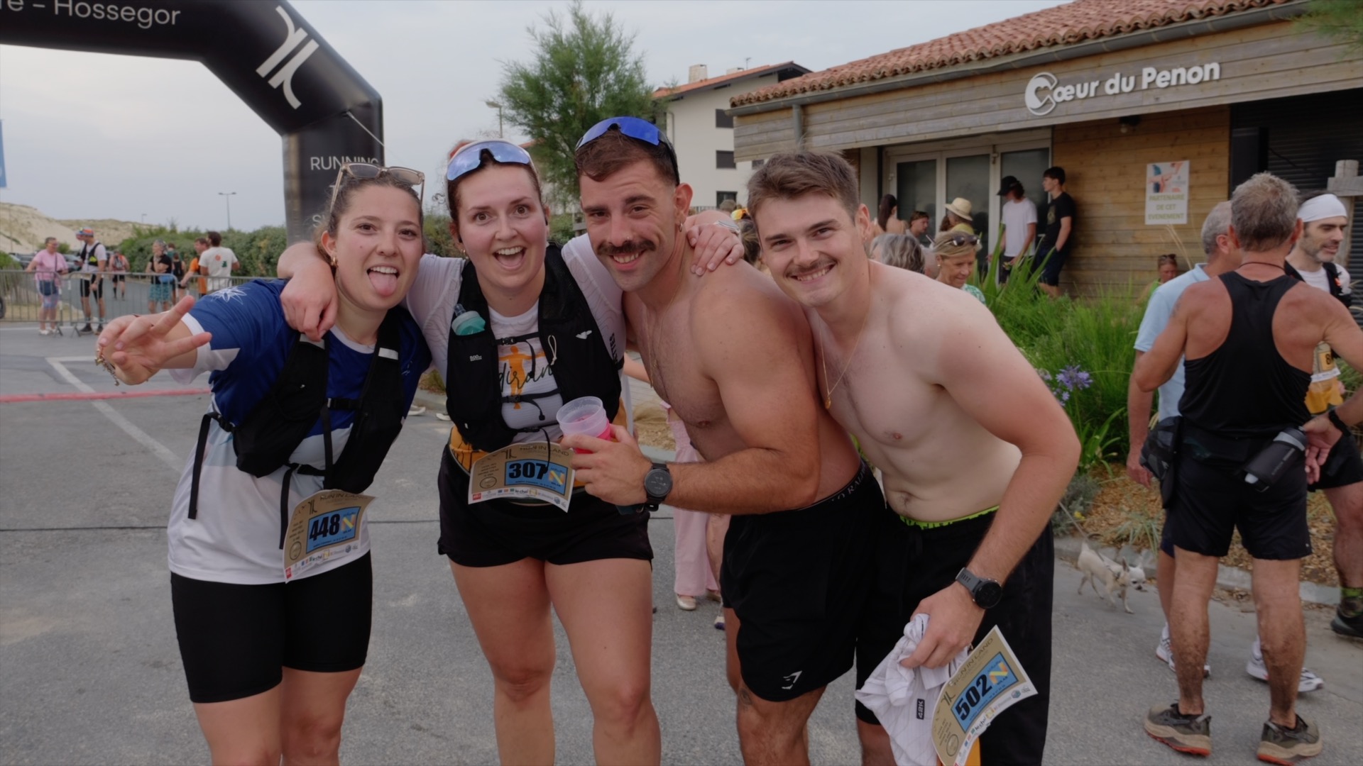 Groupe de quatre amis tout sourire à l'arrivée devant Cœur du Penon