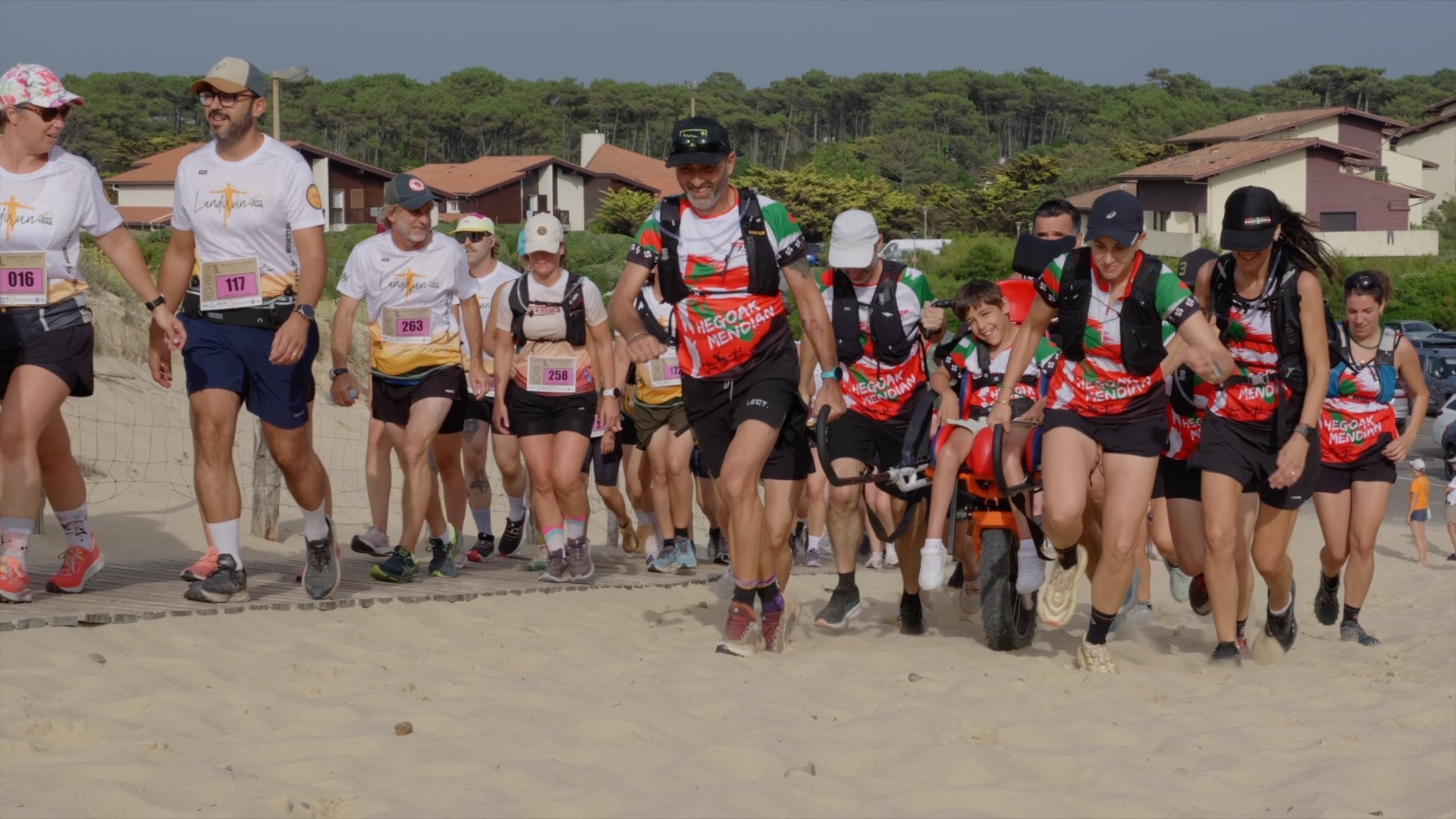 Départ solidaire avec la joëlette Hegoak Mendian dans la dune