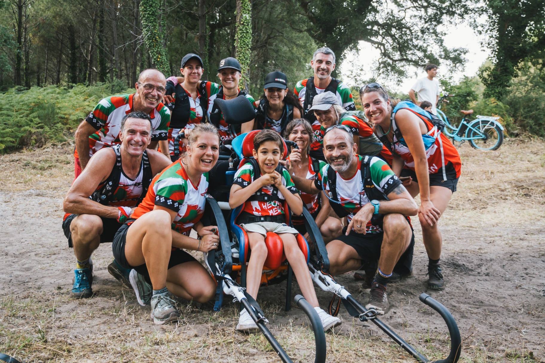 Équipe Hegoak Mendian solidaire avec la joëlette en forêt