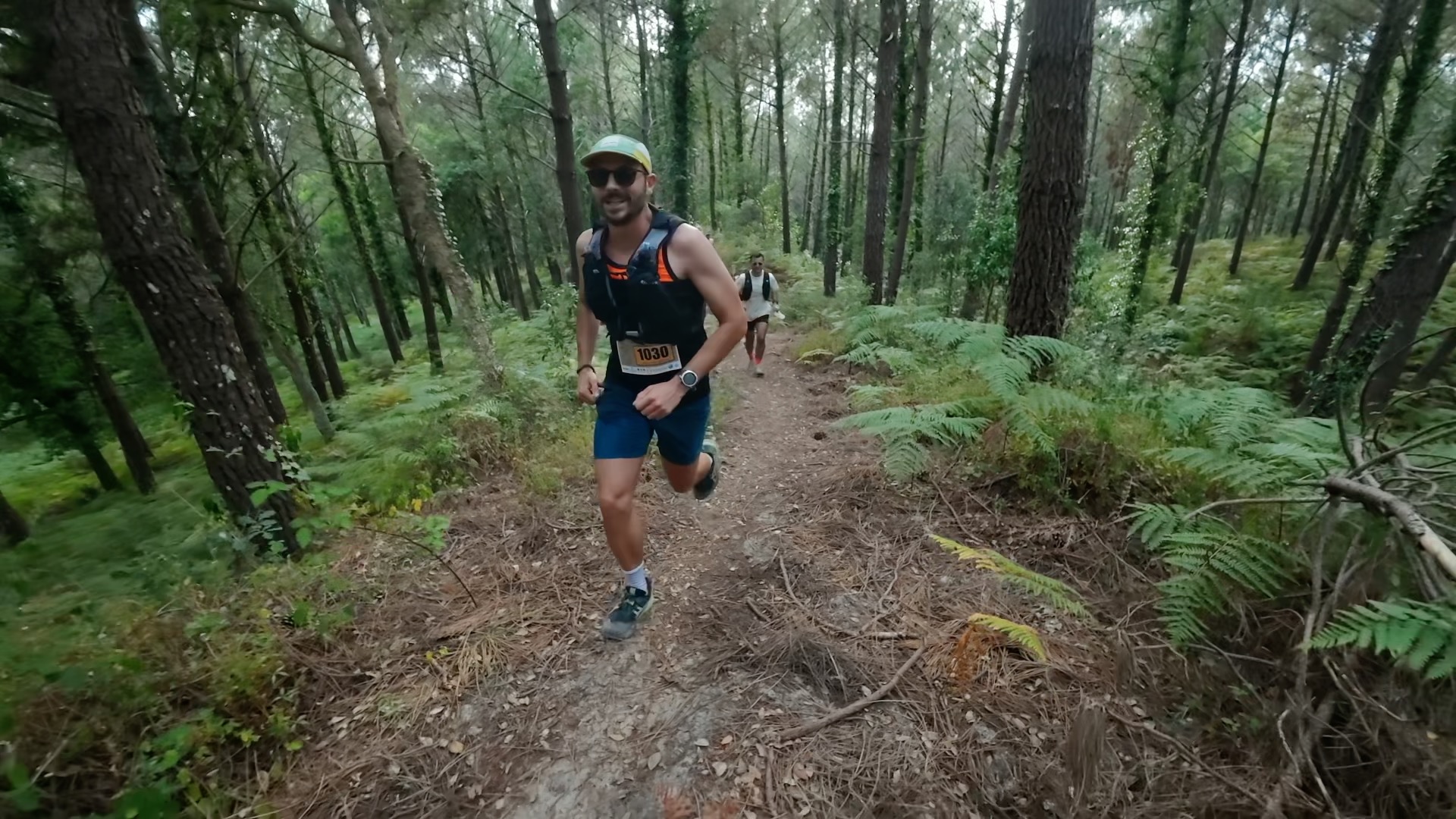 Coureur en montée dans le sous-bois de pins