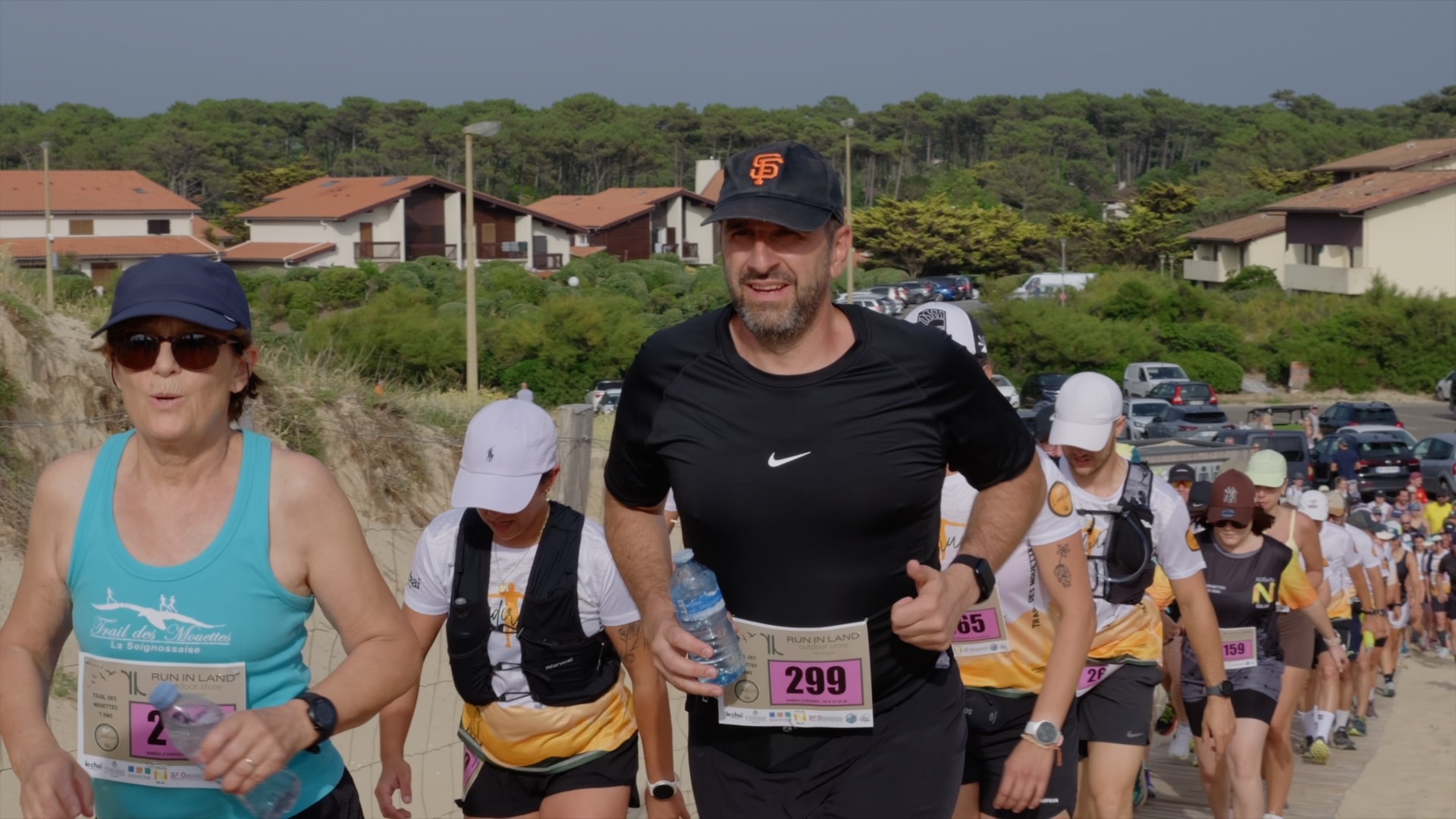 Peloton du Trail des Mouettes progressant dans la dune