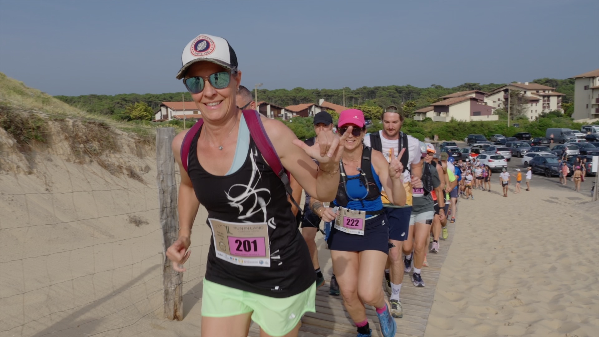 Coureuses souriantes sur la passerelle dans la dune
