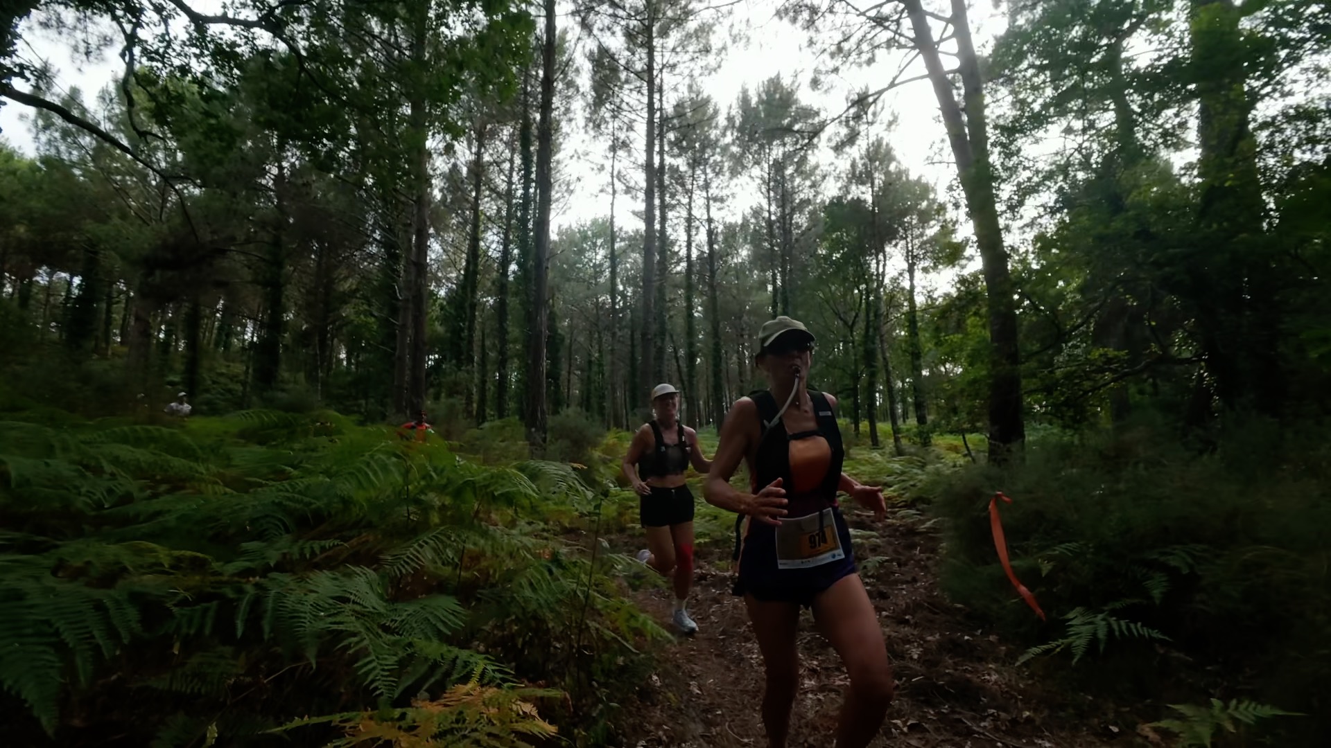 Deux coureuses en pleine effort sur le sentier en sous-bois