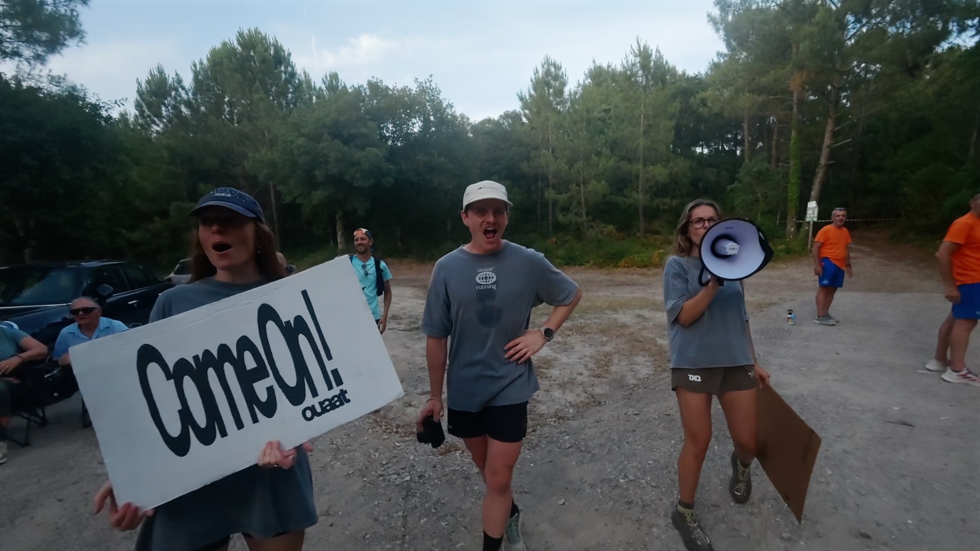 Supporters avec pancarte Come On et mégaphone sur le parcours