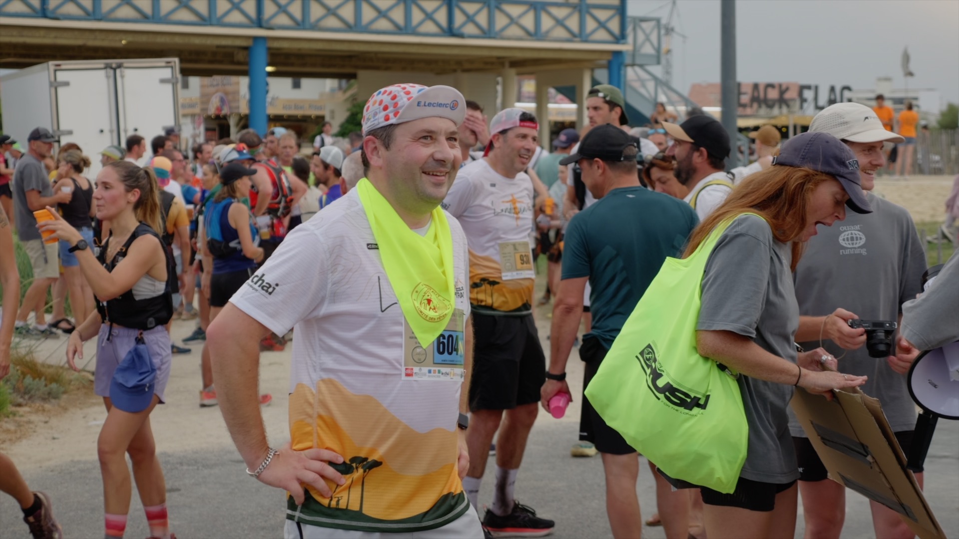Coureur au bandana jaune fluo, casquette Leclerc à l'arrivée