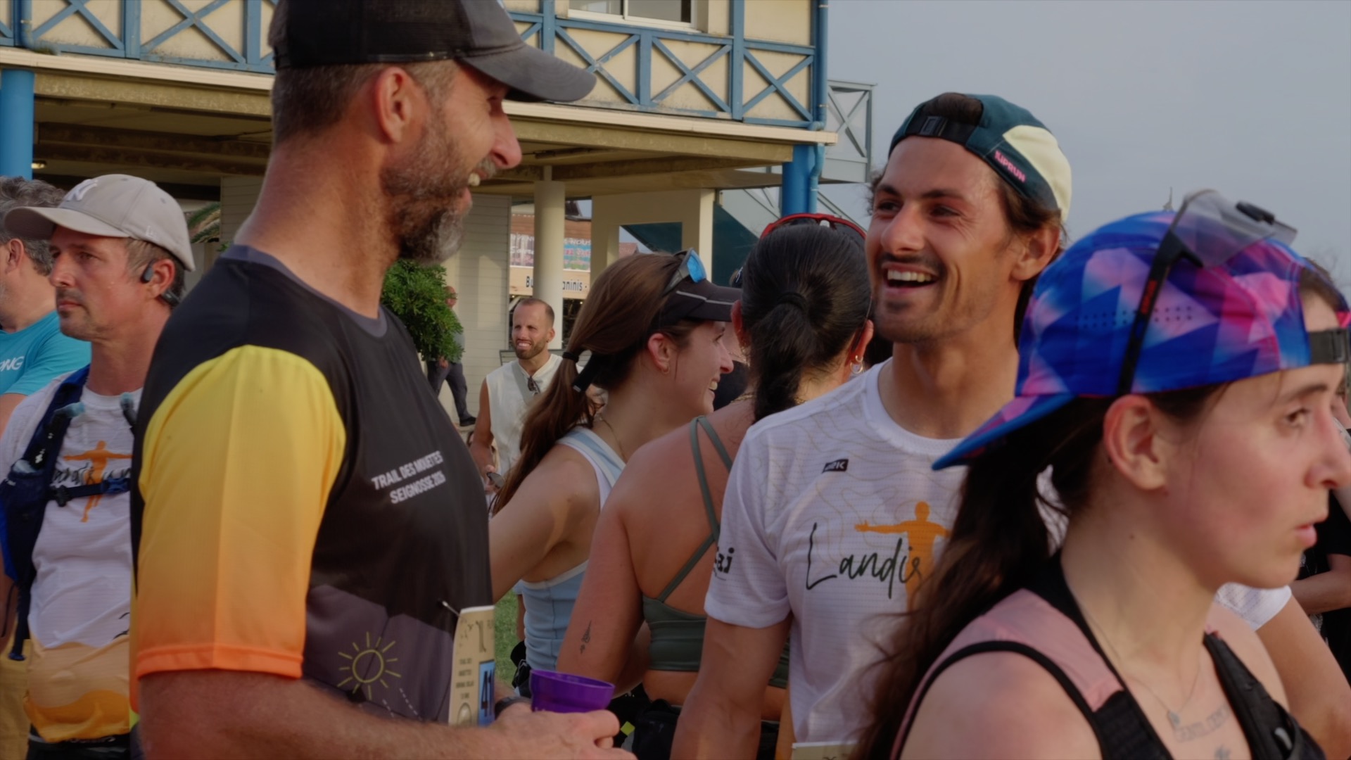 Ambiance conviviale entre coureurs au village Trail des Mouettes