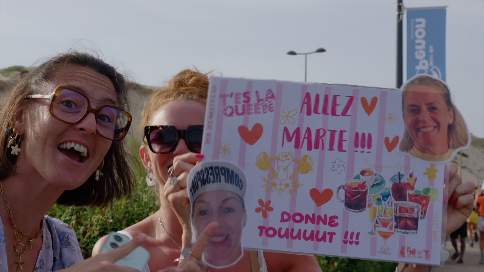 Supportrices avec pancarte Allez Marie