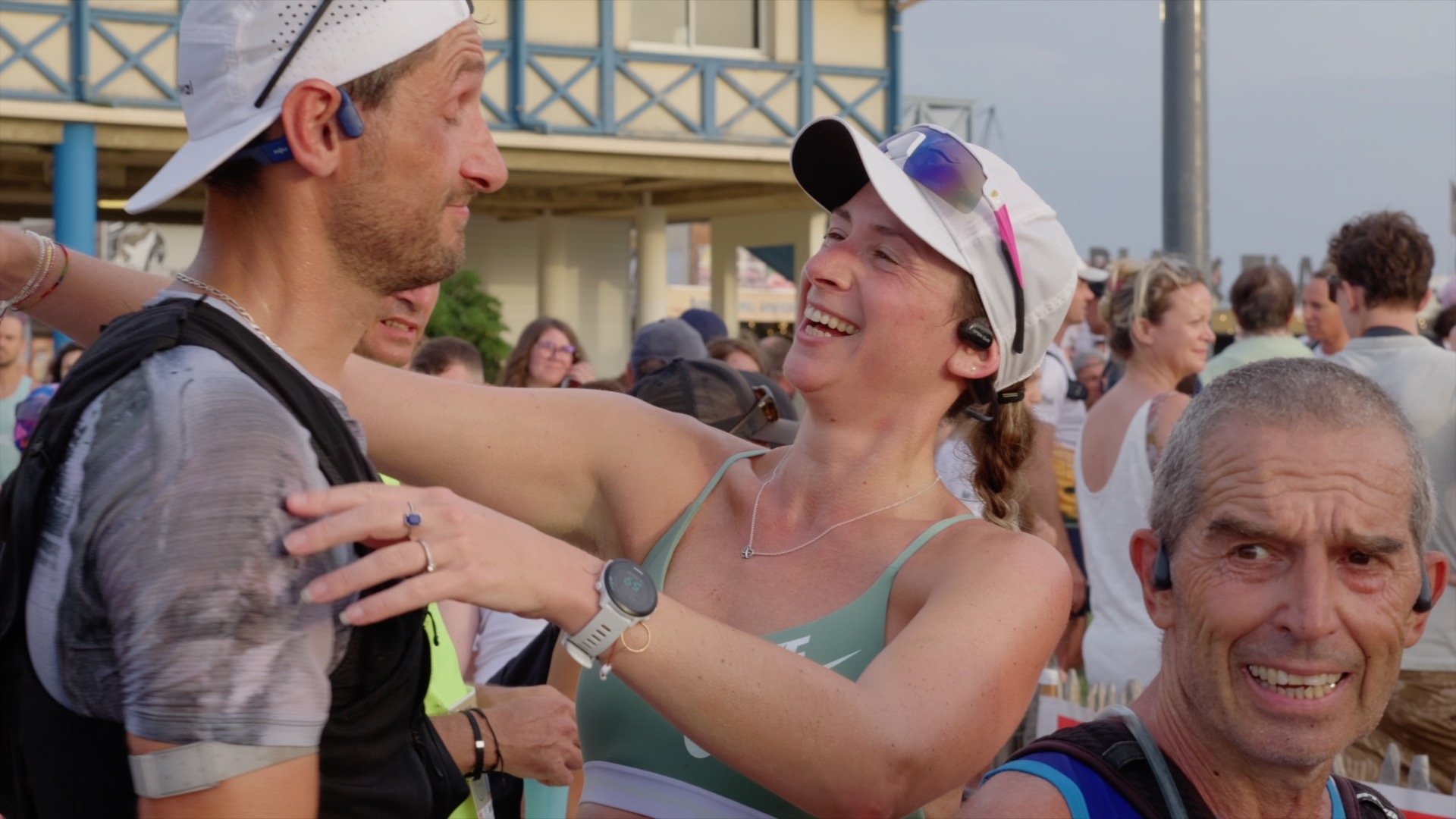 Retrouvailles émues entre coureurs à l'arrivée