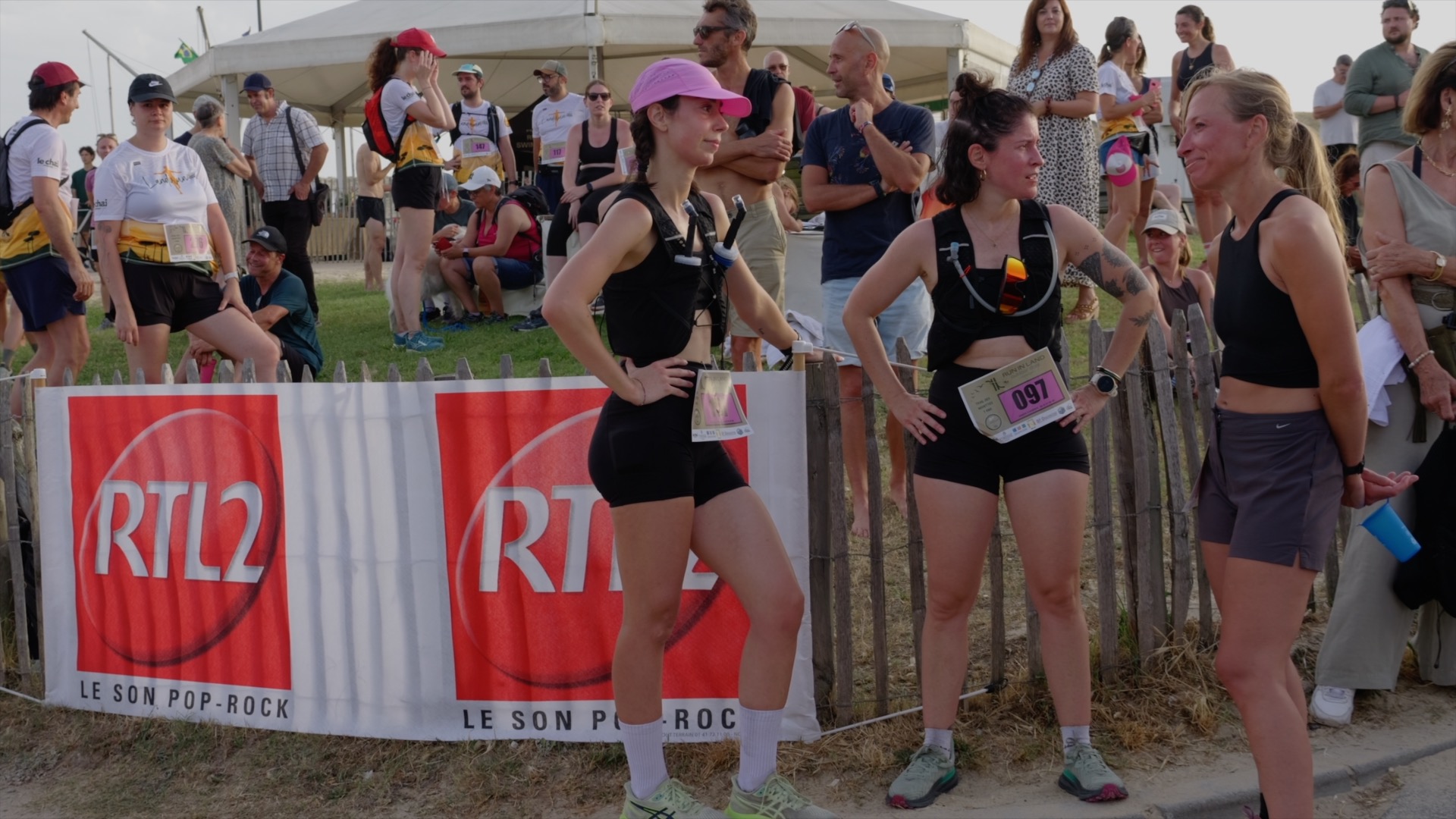 Coureuses devant les banderoles RTL2 au village Trail des Mouettes