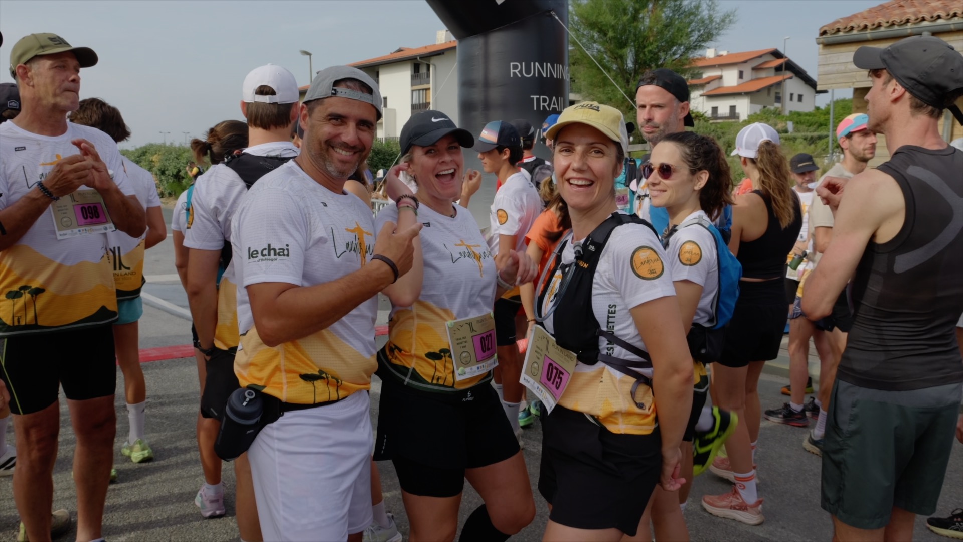 Coureurs Landirun tout sourire sur la ligne de départ