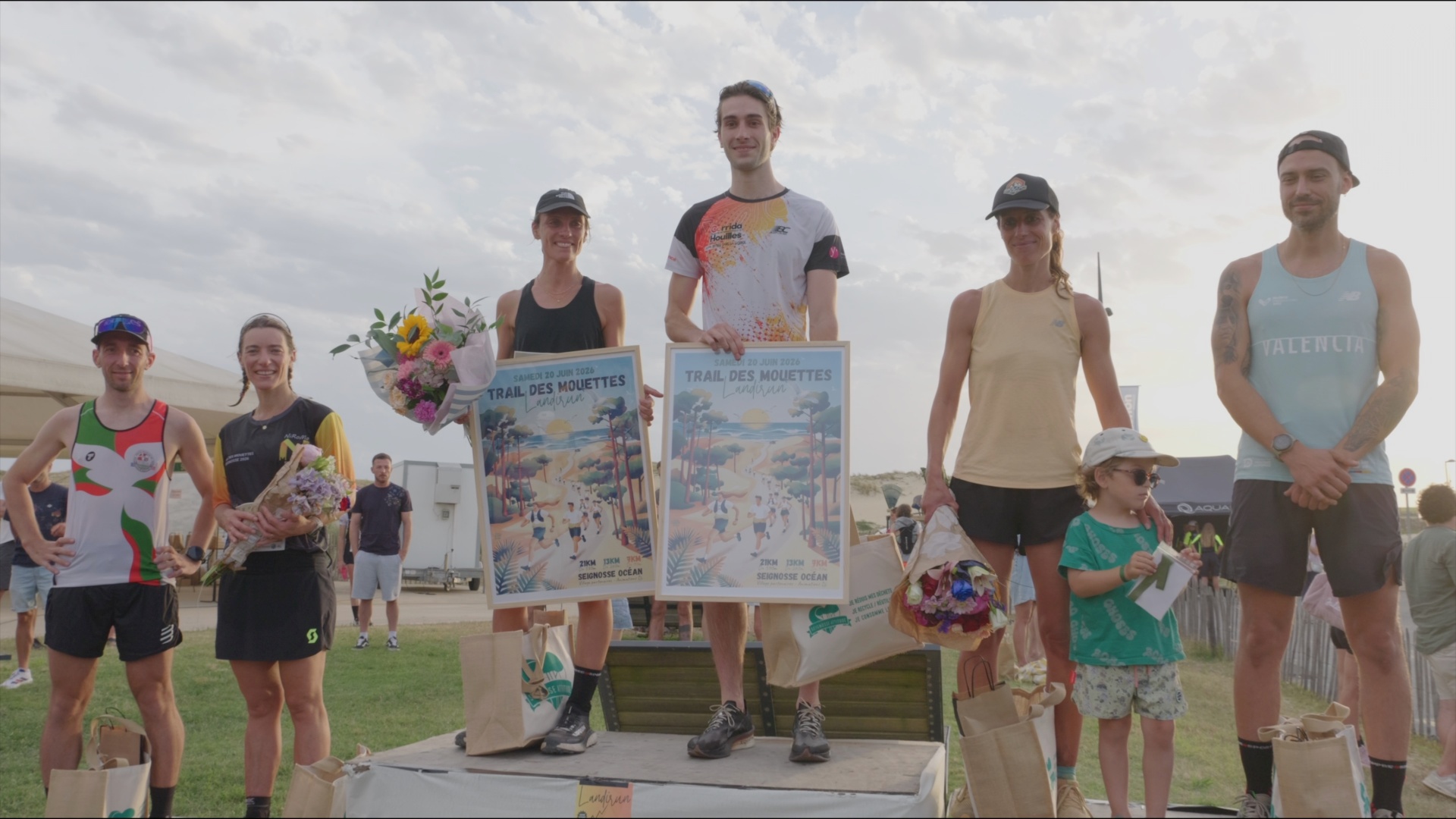 Podium mixte du Trail des Mouettes avec affiches encadrées