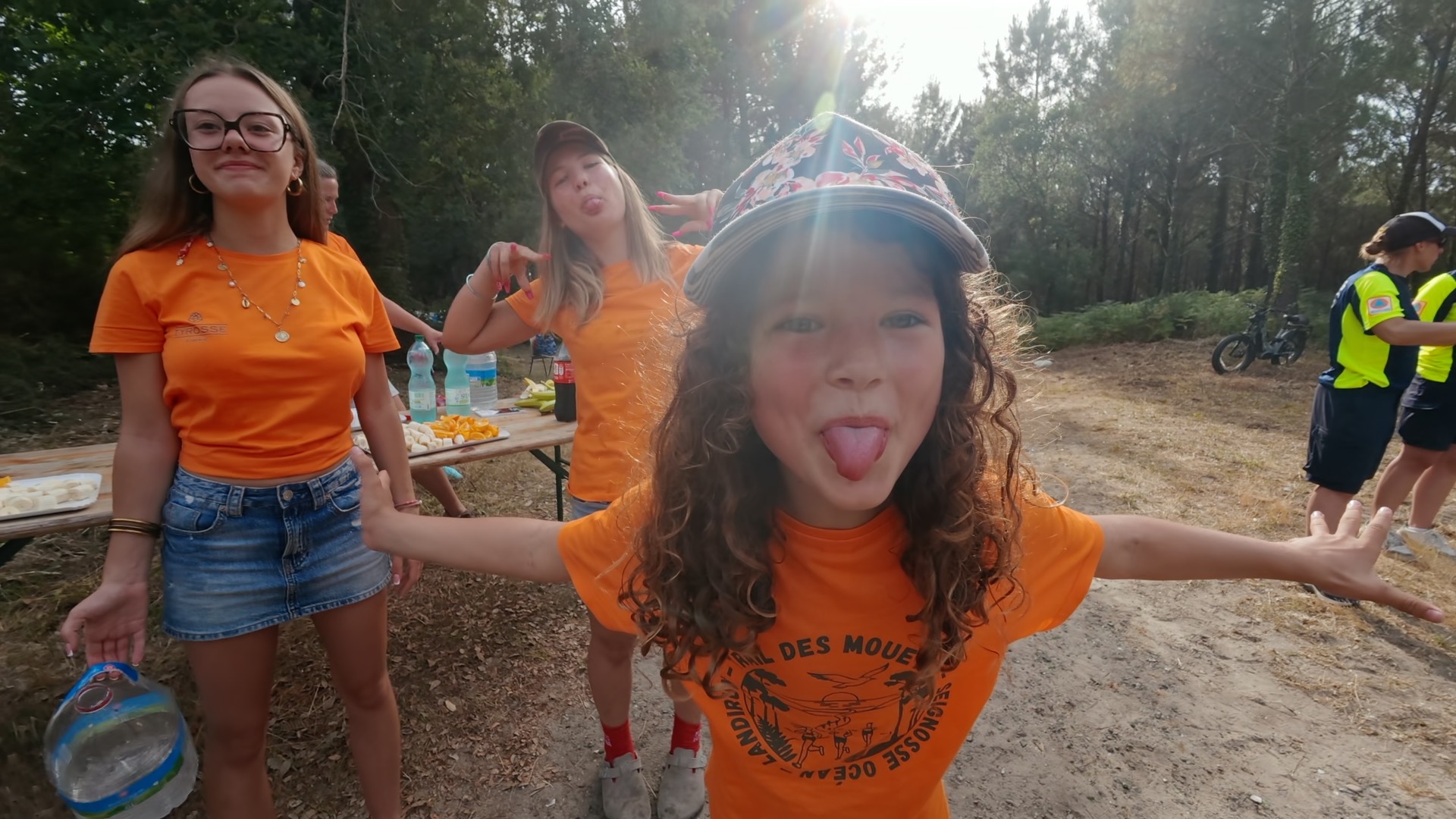 Bénévoles en t-shirts orange au ravitaillement du Trail des Mouettes