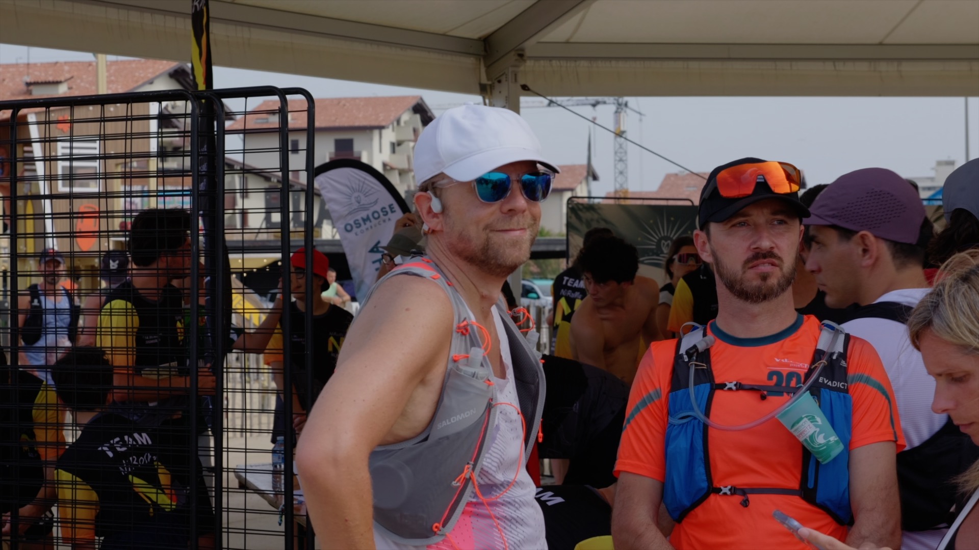 Coureurs sous le chapiteau du village