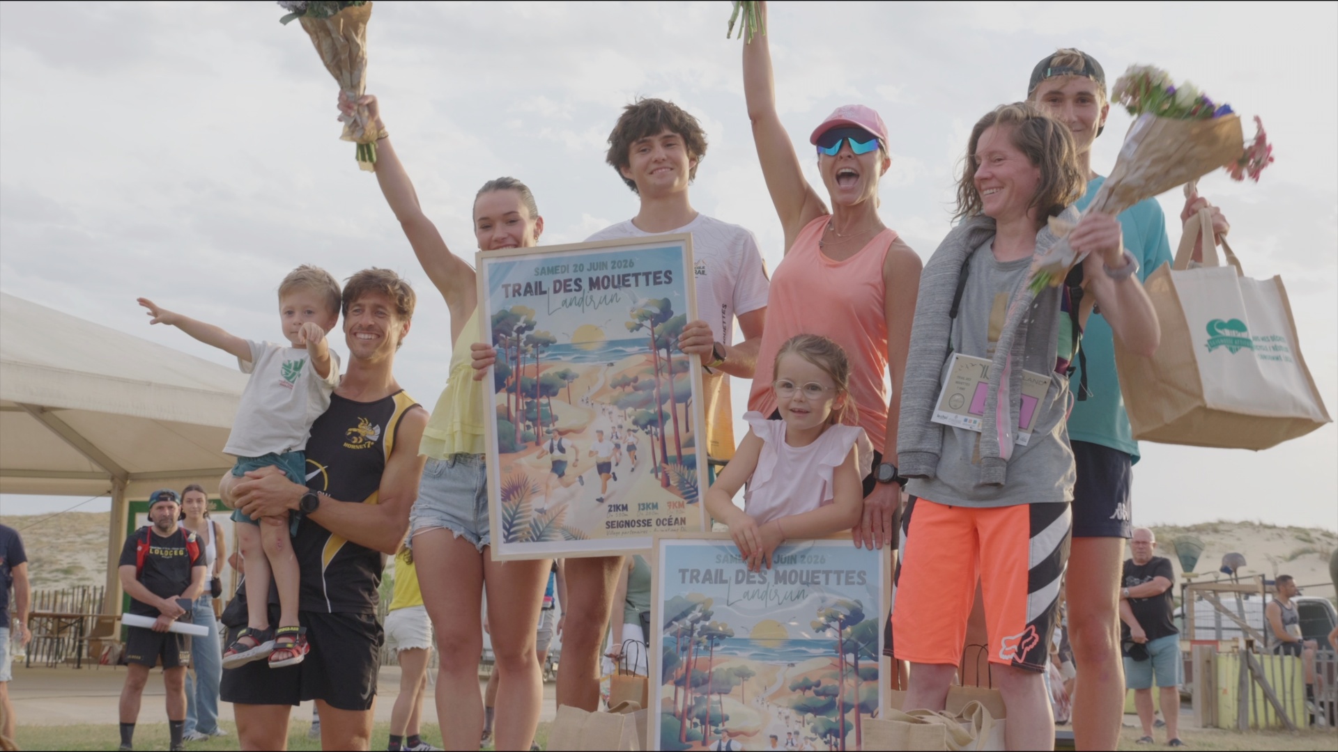 Podium du Trail des Mouettes avec affiche officielle et bouquets