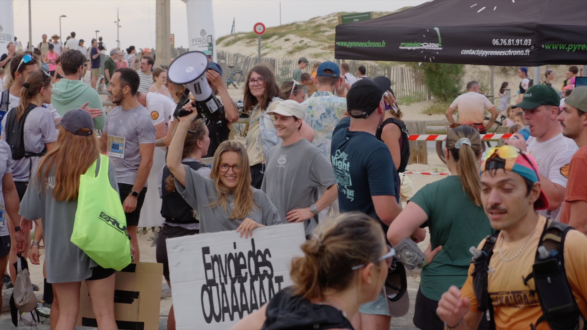 Supportrice au mégaphone et pancarte 'Envoie des ouaaaats' au départ