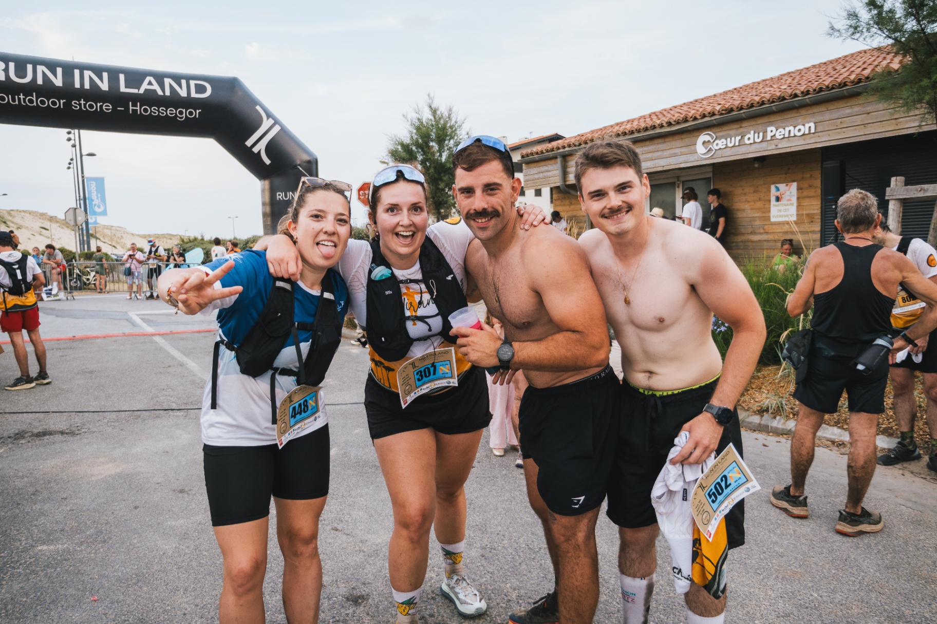 Groupe de finishers heureux devant Cœur du Penon