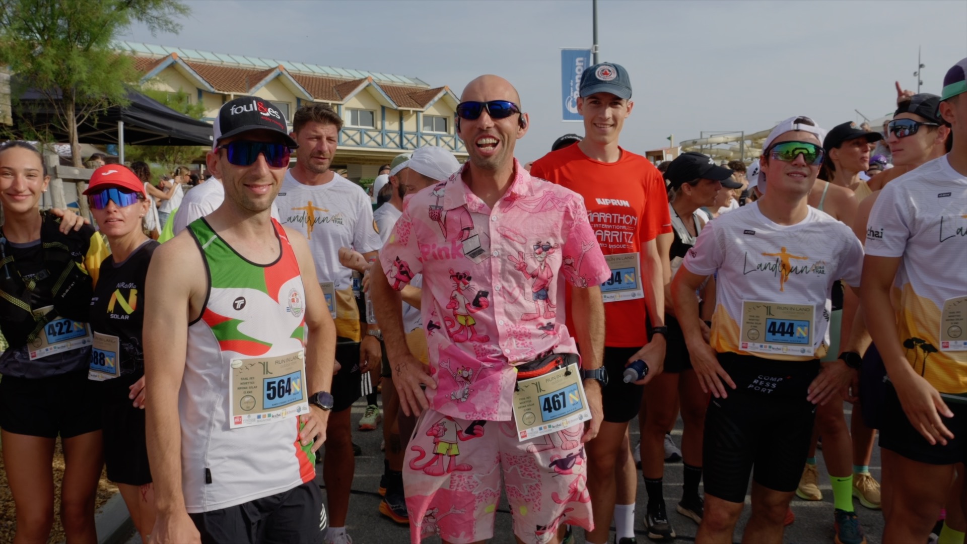 Coureur en tenue Panthère rose sur la ligne de départ