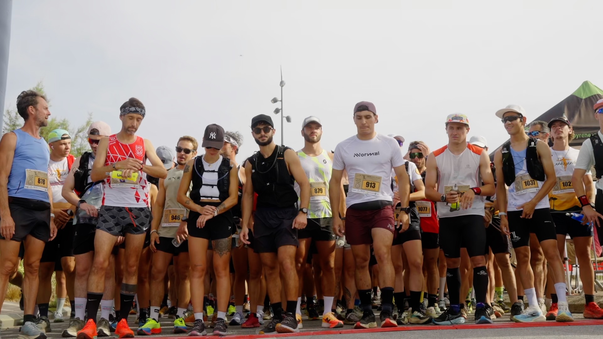 Ligne de départ du 21 km, coureurs concentrés