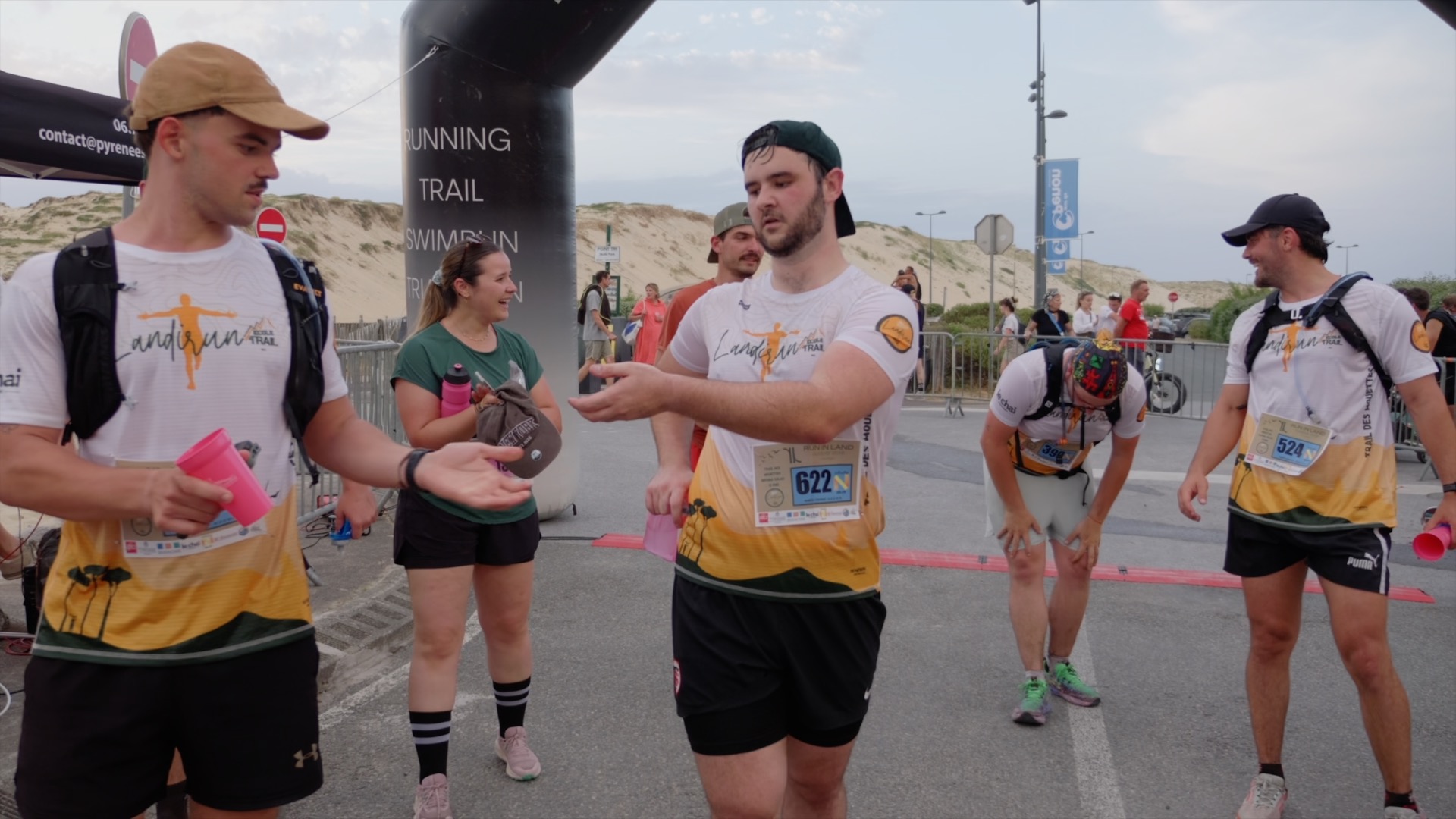 Groupe de coureurs Landirun échangeant après la course
