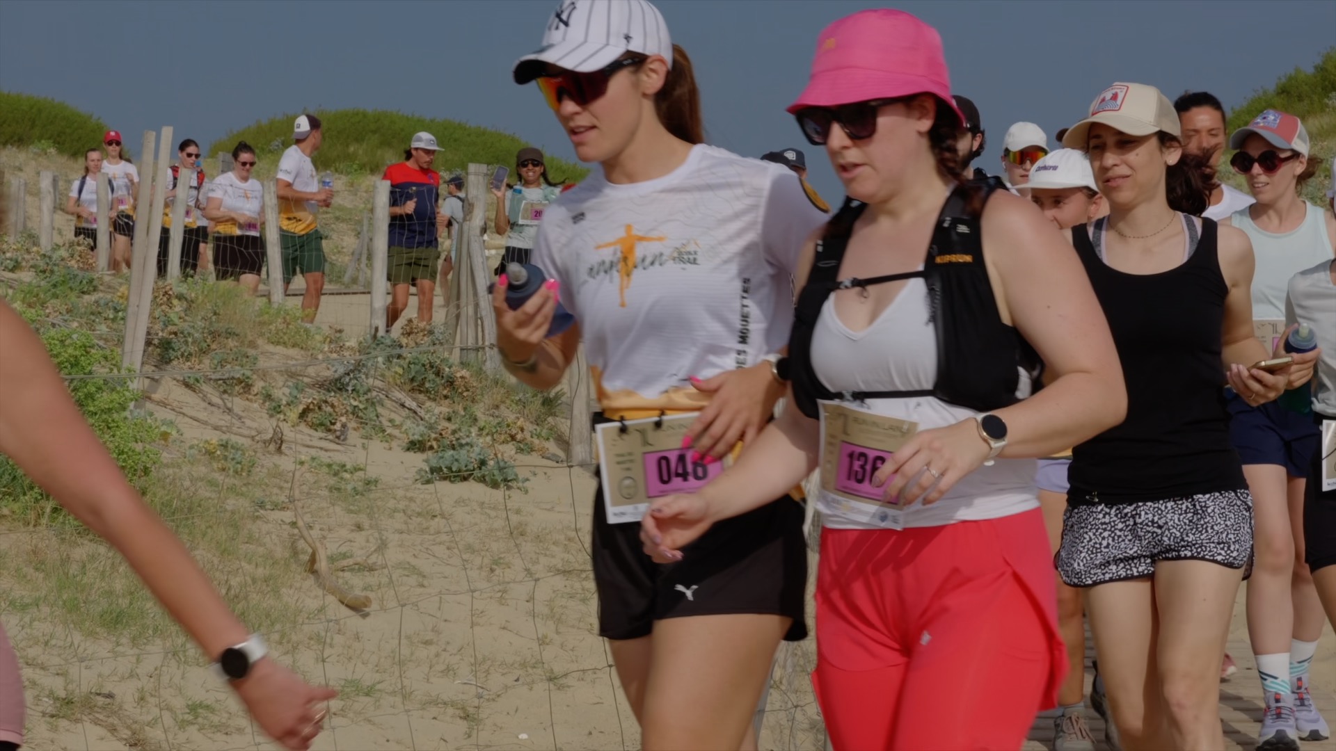 Groupe de coureuses en pleine ascension de dune