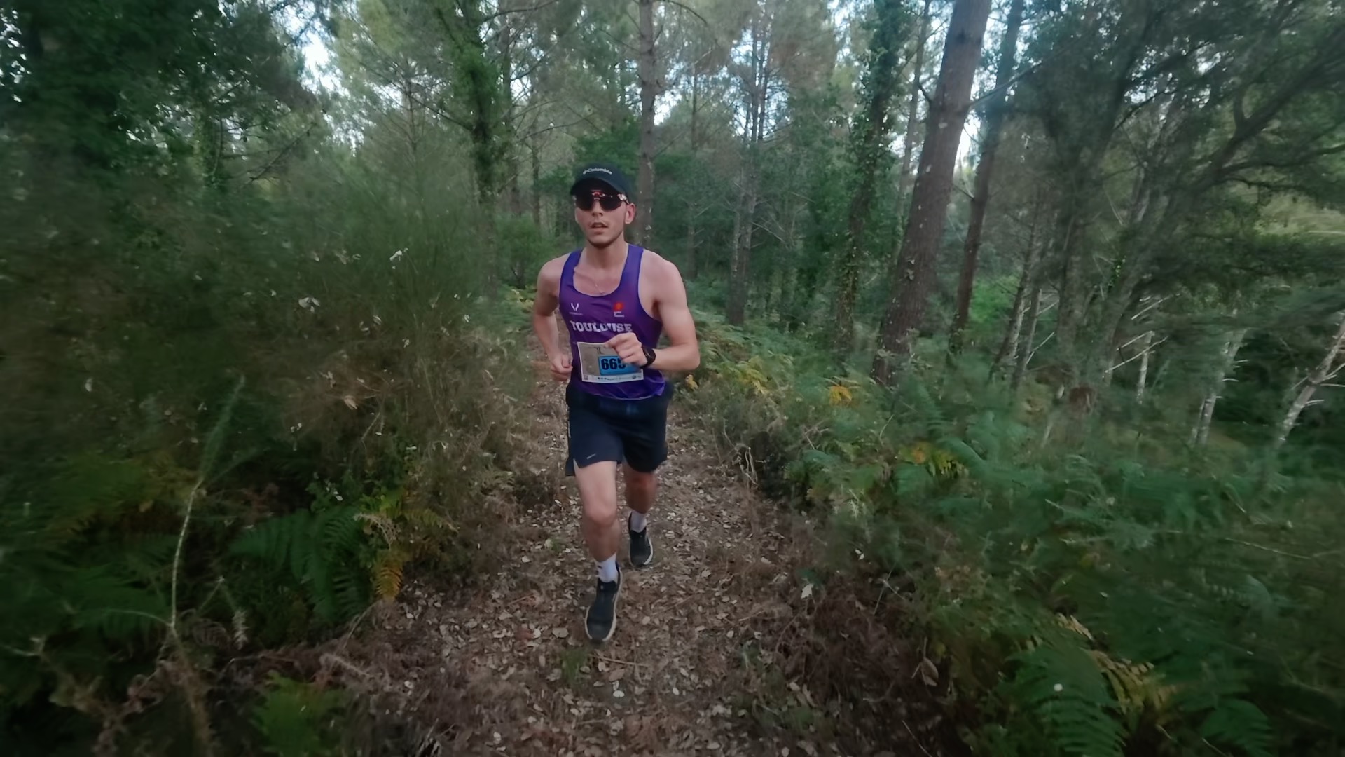 Coureur du club de Toulouse en pleine course en sous-bois
