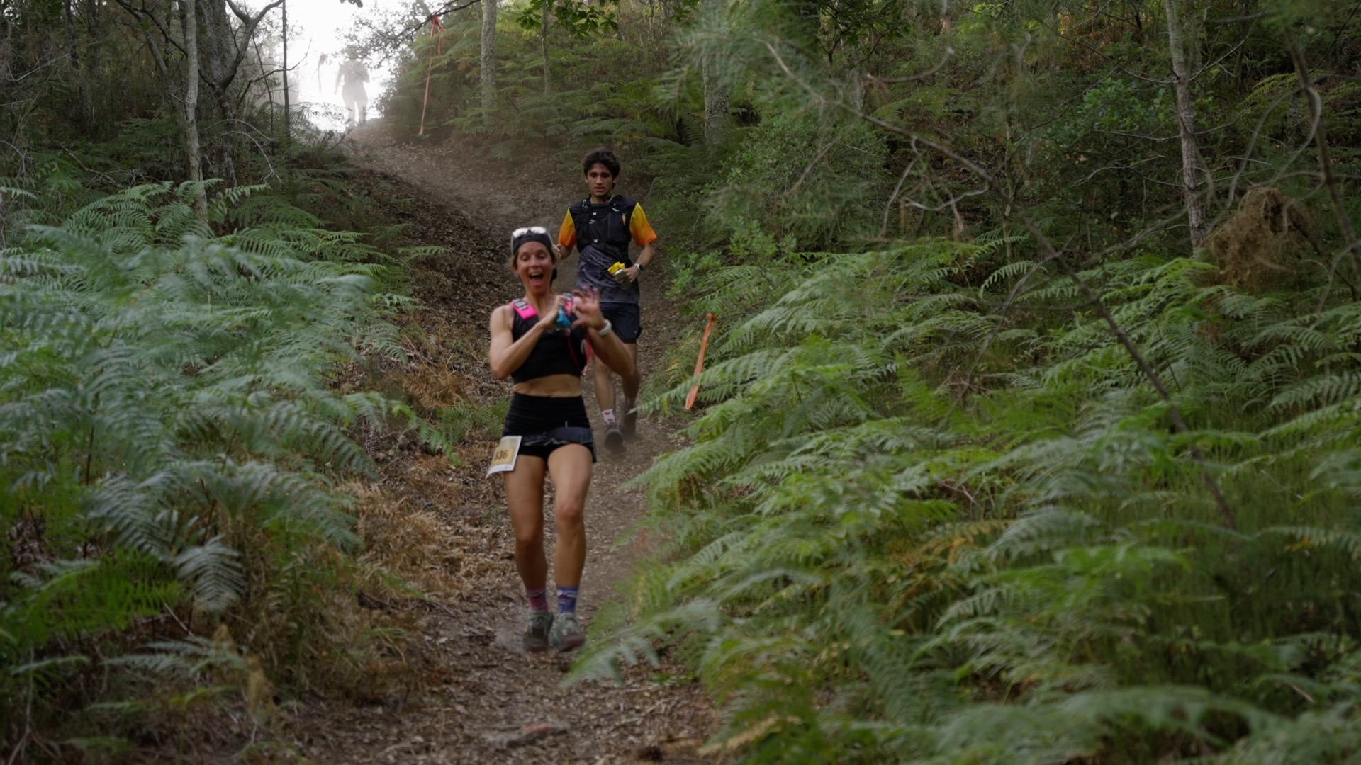 Coureuse enthousiaste sur le single track entre fougères