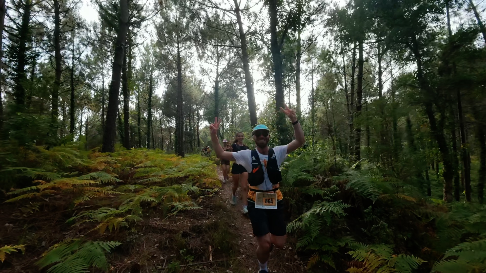 Coureur signes de victoire dans la forêt de pins