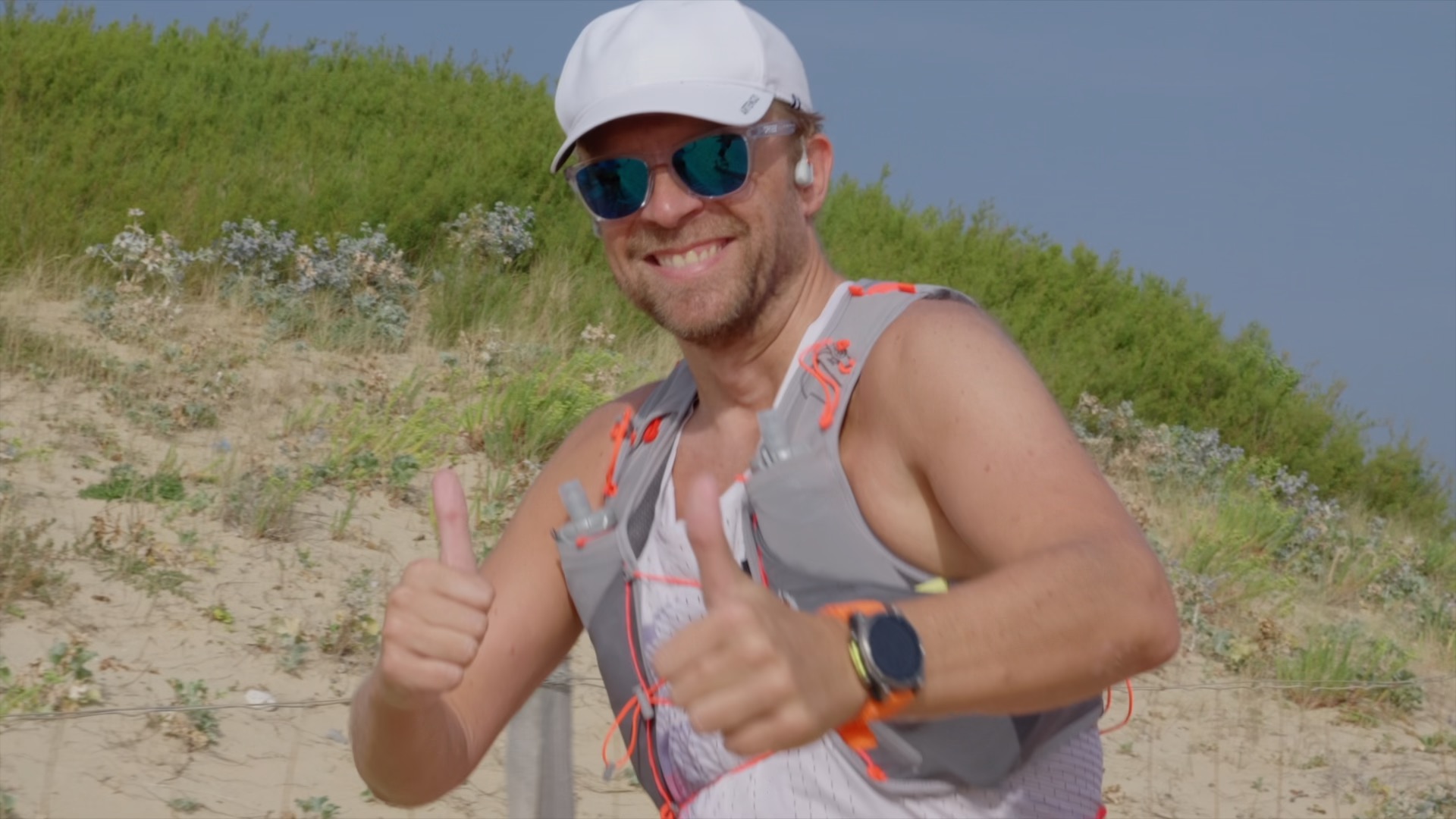 Coureur pouces levés sur la dune
