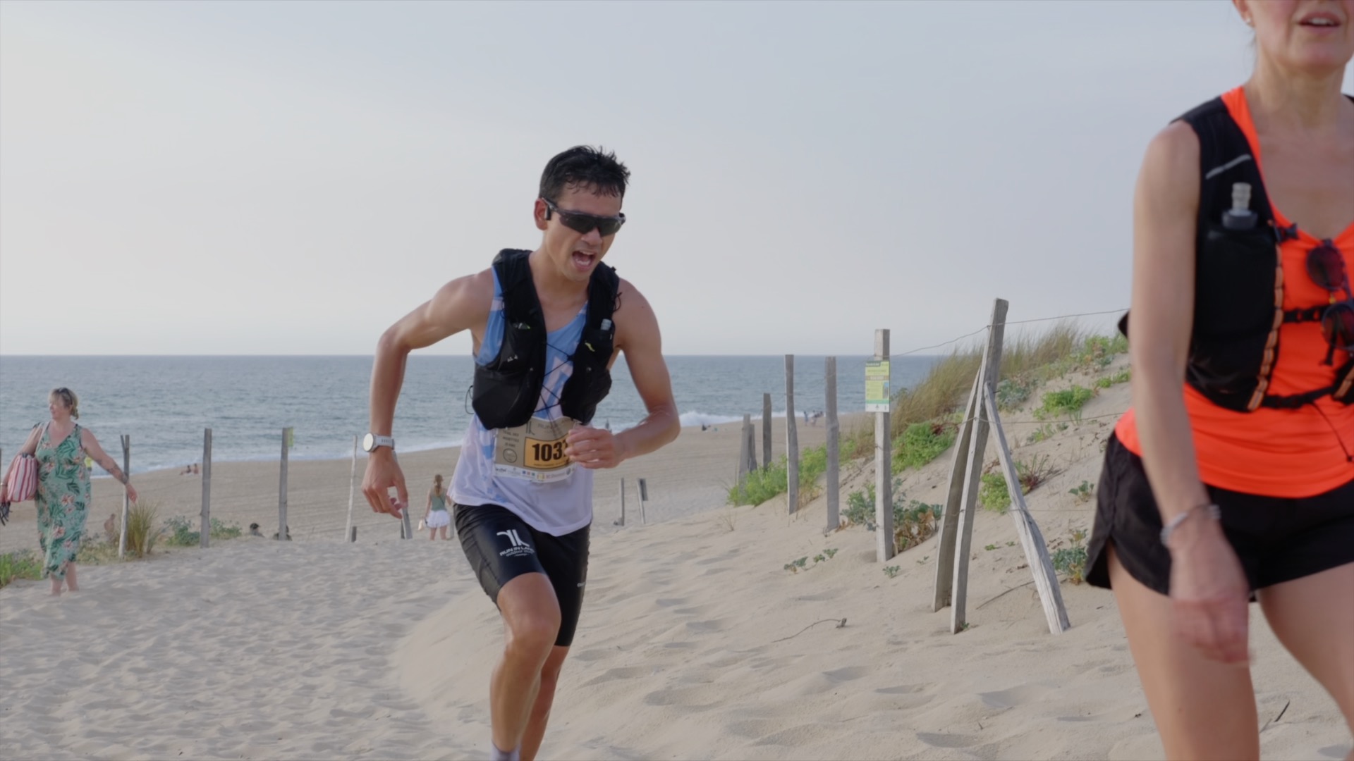 Coureur en pleine effort sur la dune de sable