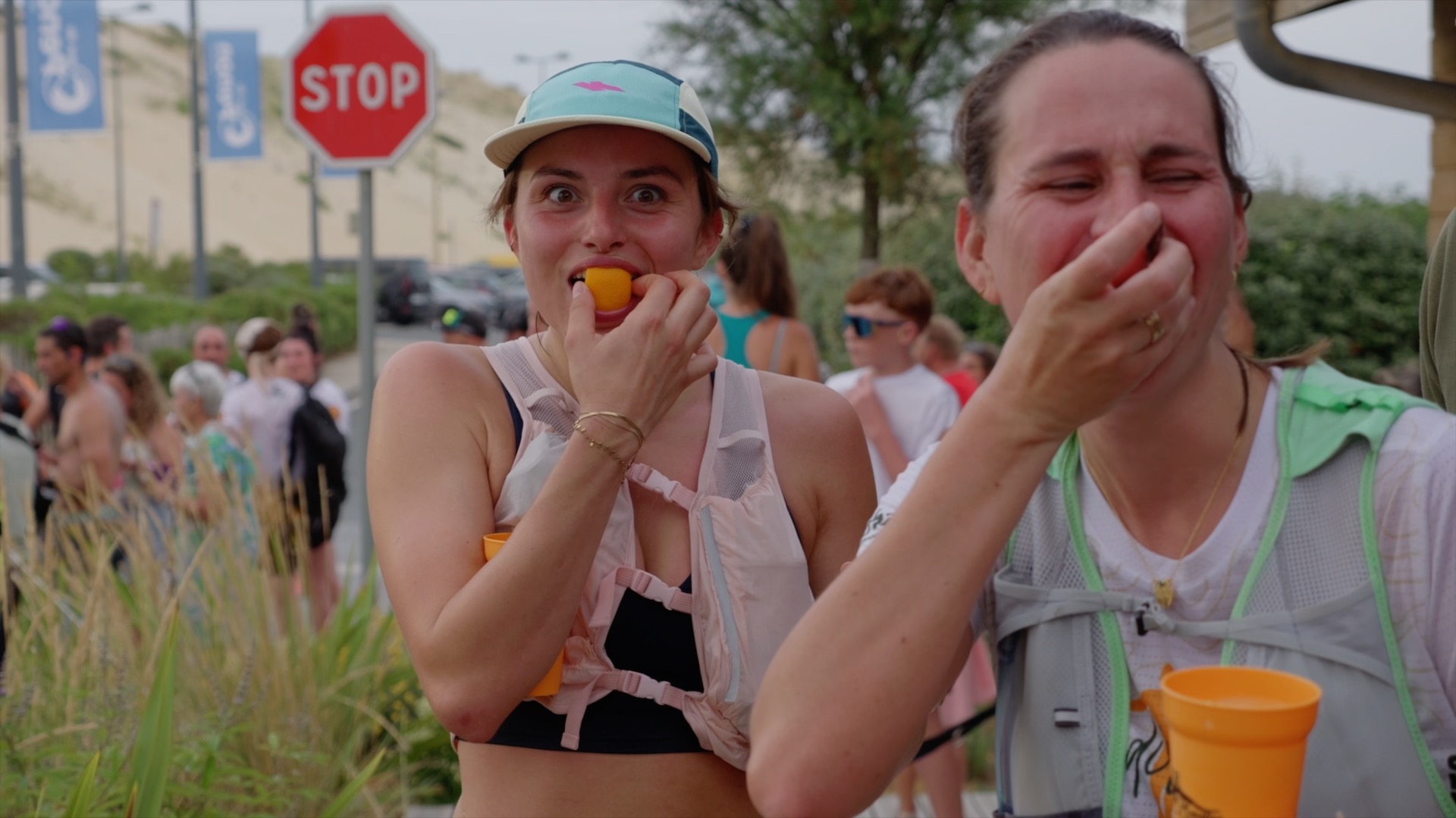 Deux coureuses savourent des abricots à un ravitaillement