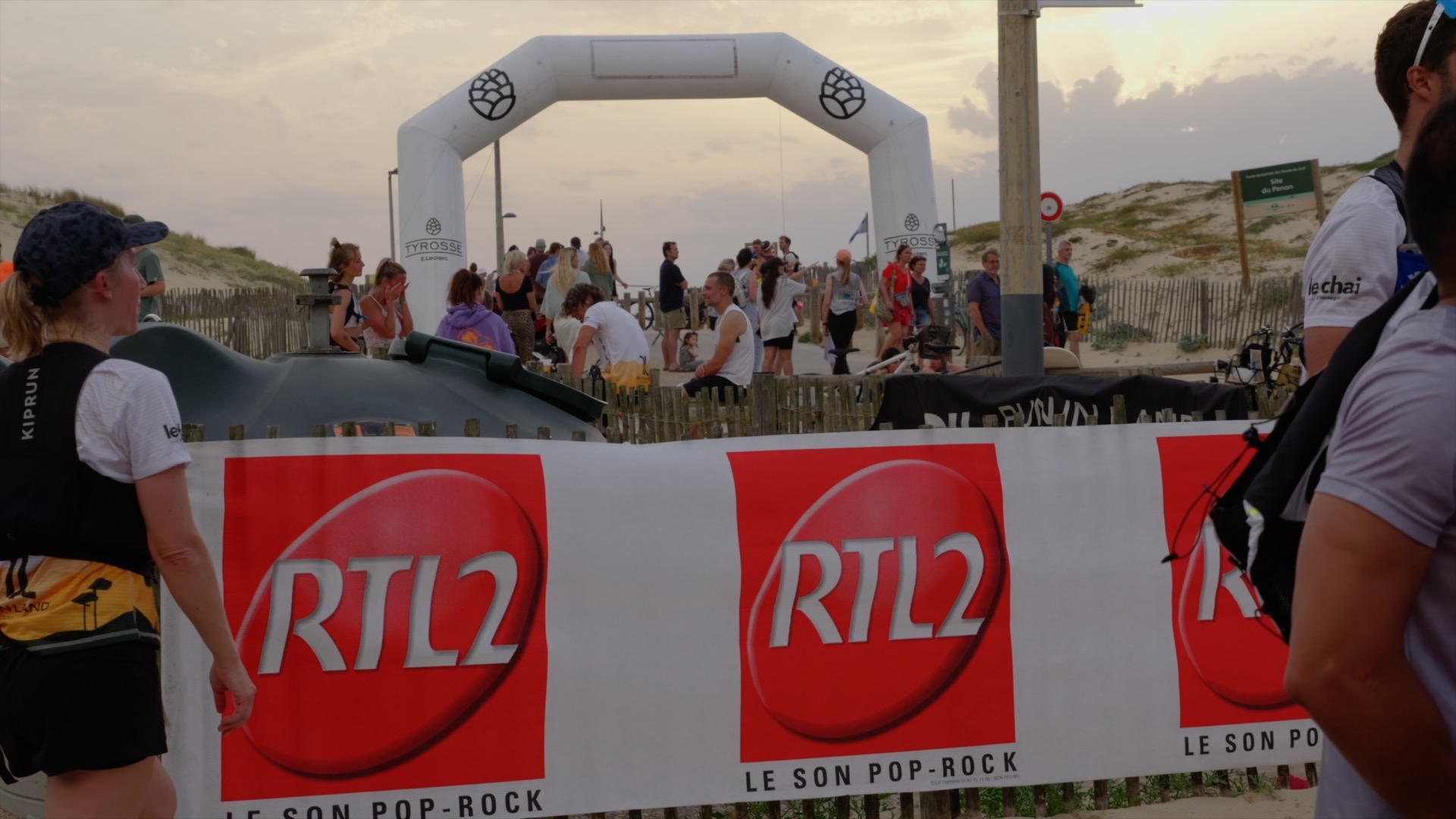 Arche d'arrivée au coucher de soleil derrière les banderoles RTL2