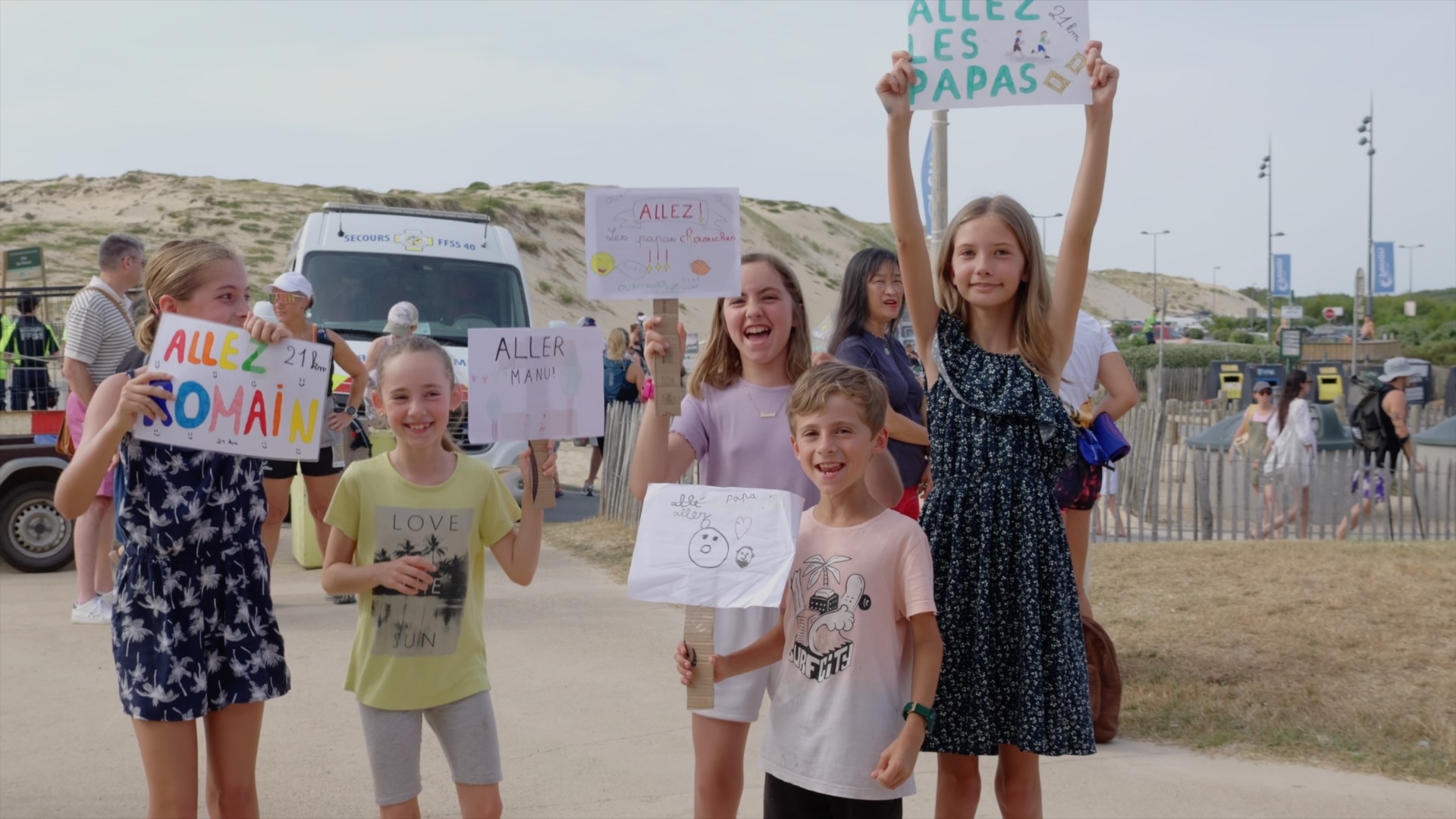 Enfants avec pancartes d'encouragement au Trail des Mouettes