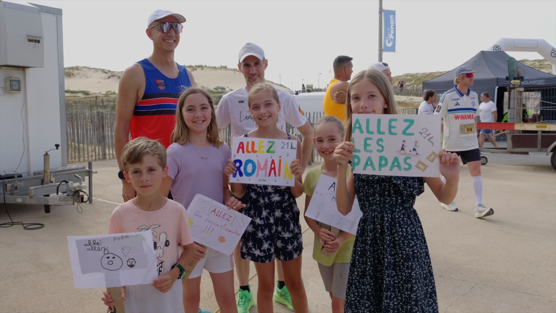 Coureurs et supporters devant l'arche du Penon