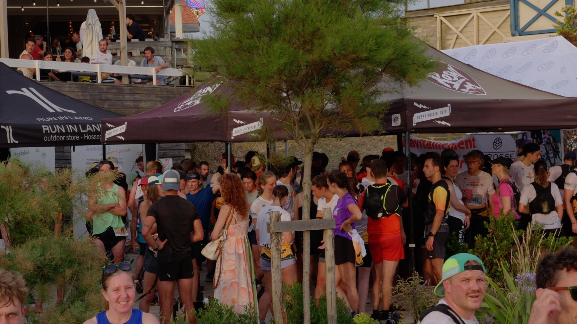 Foule de coureurs sous les stands Run In Land et Rosny Rockin' Beer