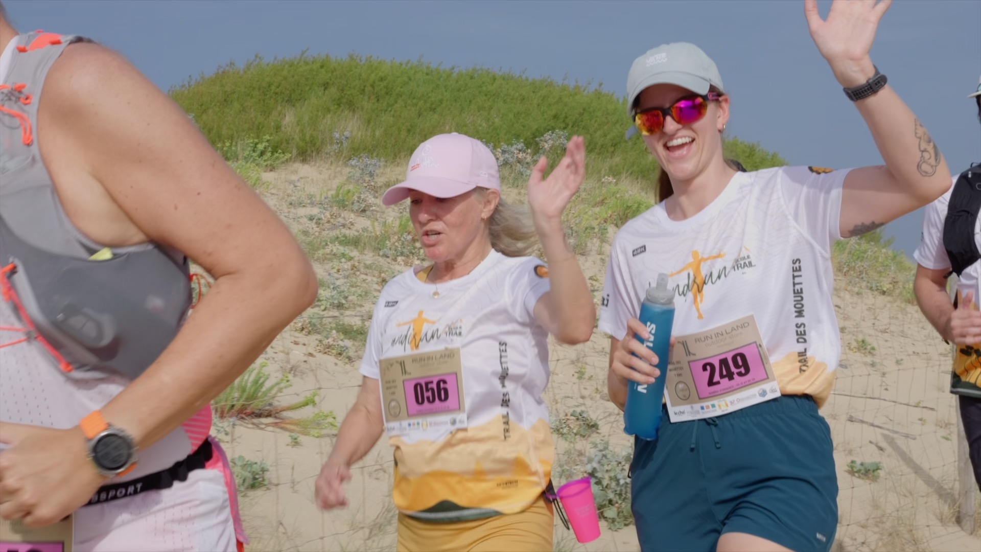 Coureuses souriantes dans les dunes de Seignosse