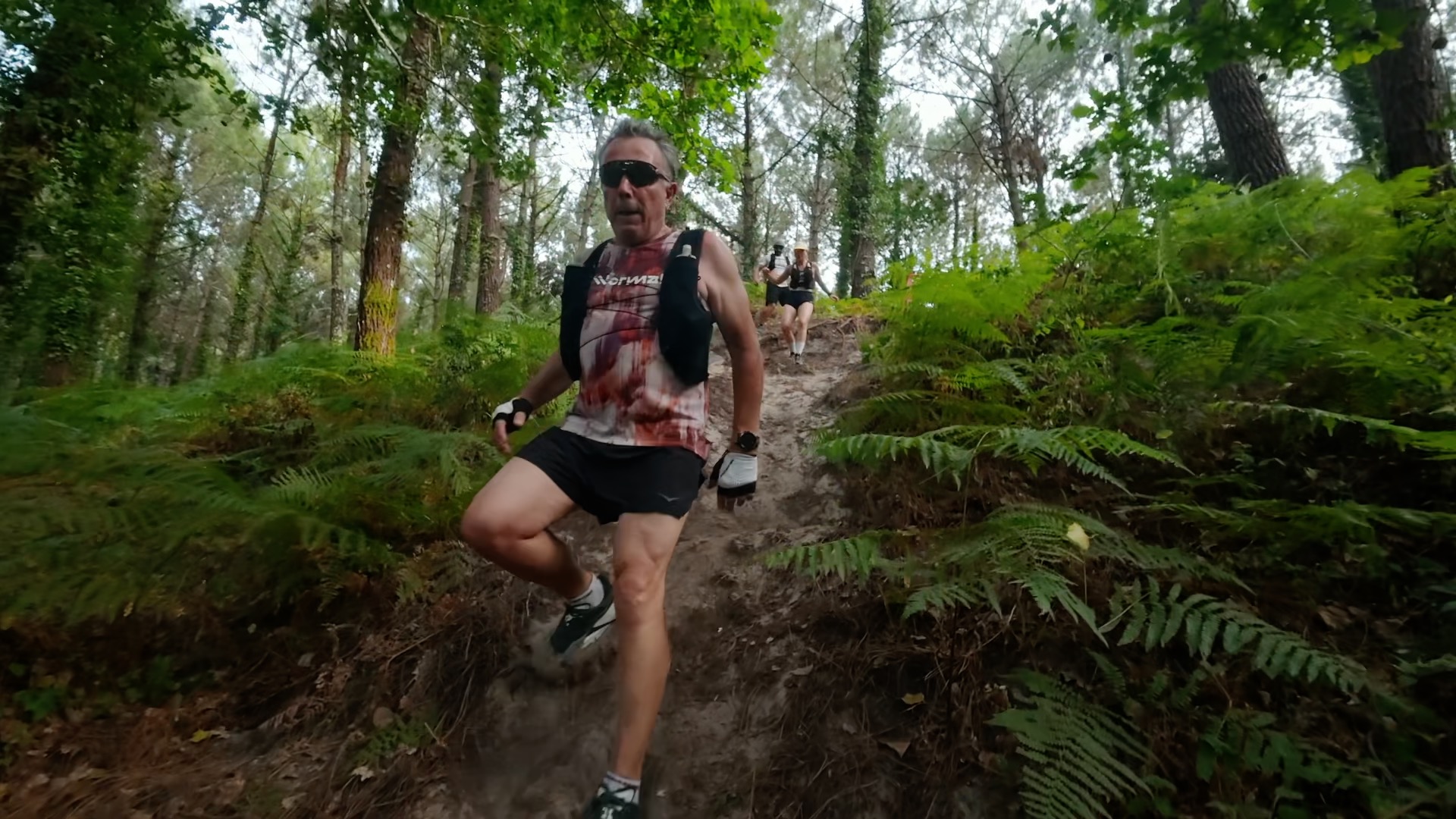 Coureur expérimenté en montée technique dans la forêt landaise