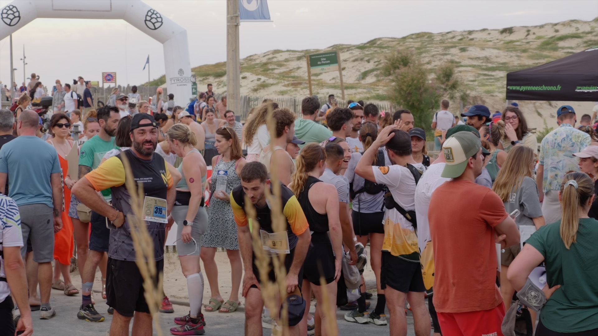 Foule de coureurs et supporters au village du Penon avant le départ
