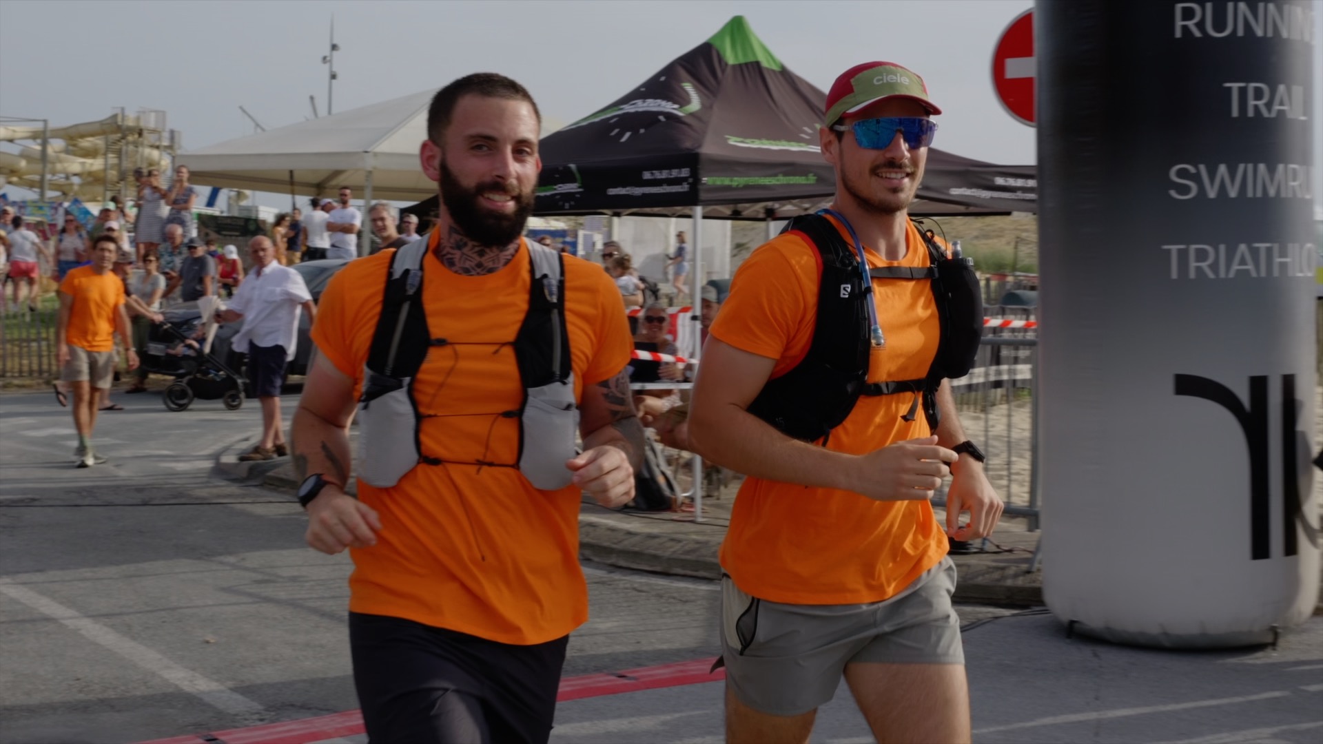 Duo de coureurs en t-shirts orange officiels